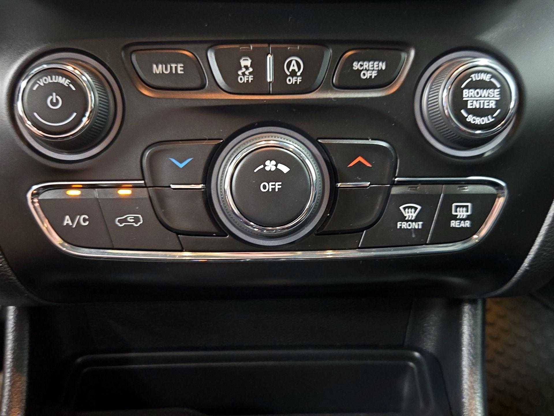 Thumbnail: 2020 Jeep Cherokee - 16