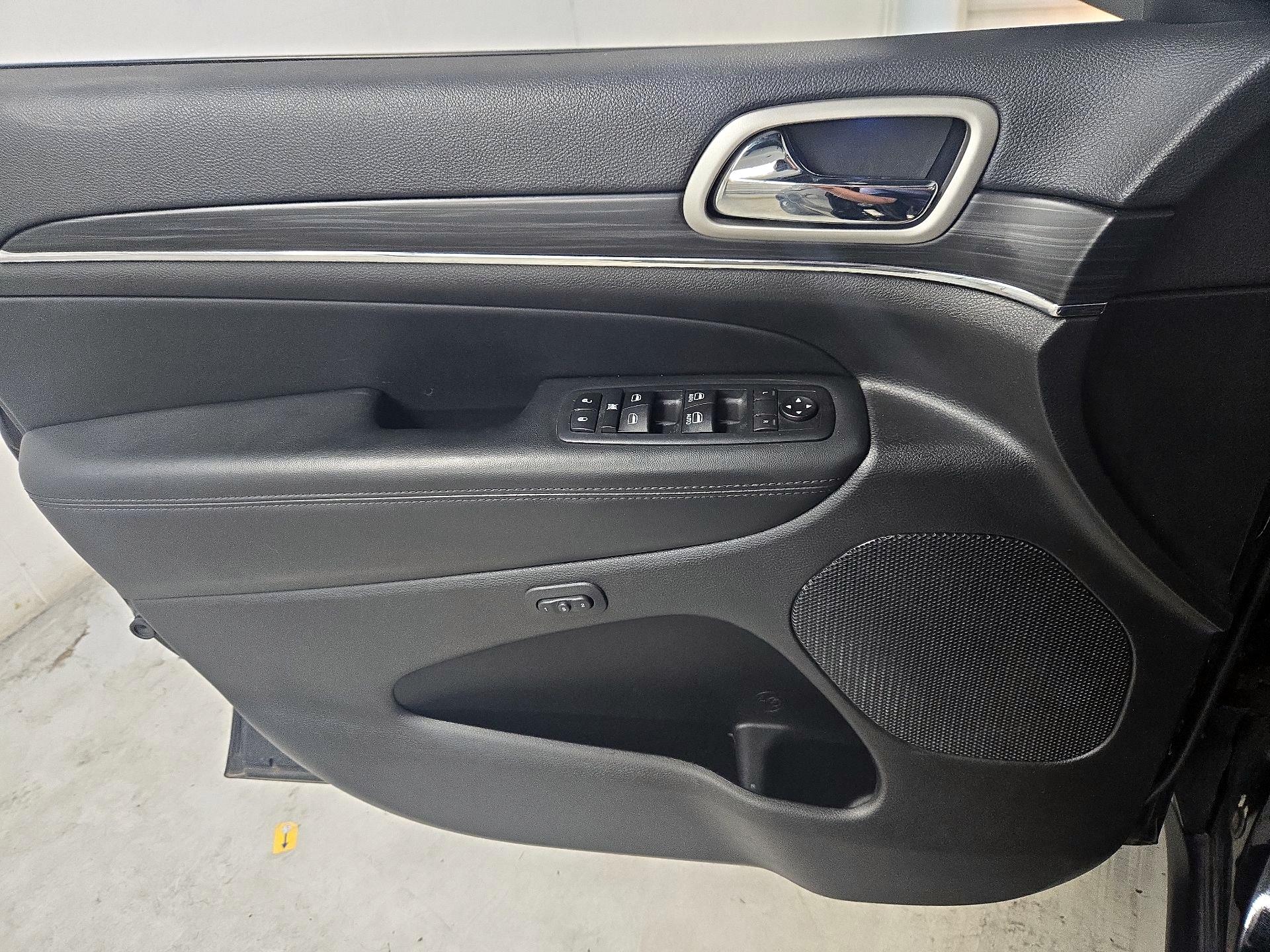 Thumbnail: 2020 Jeep Grand Cherokee - 12
