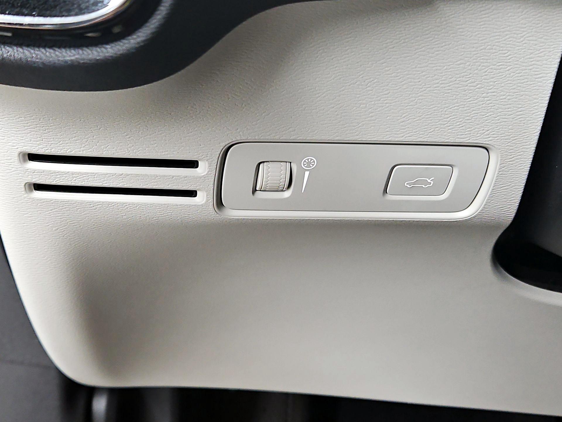 Thumbnail: 2019 Volvo XC40 - 13