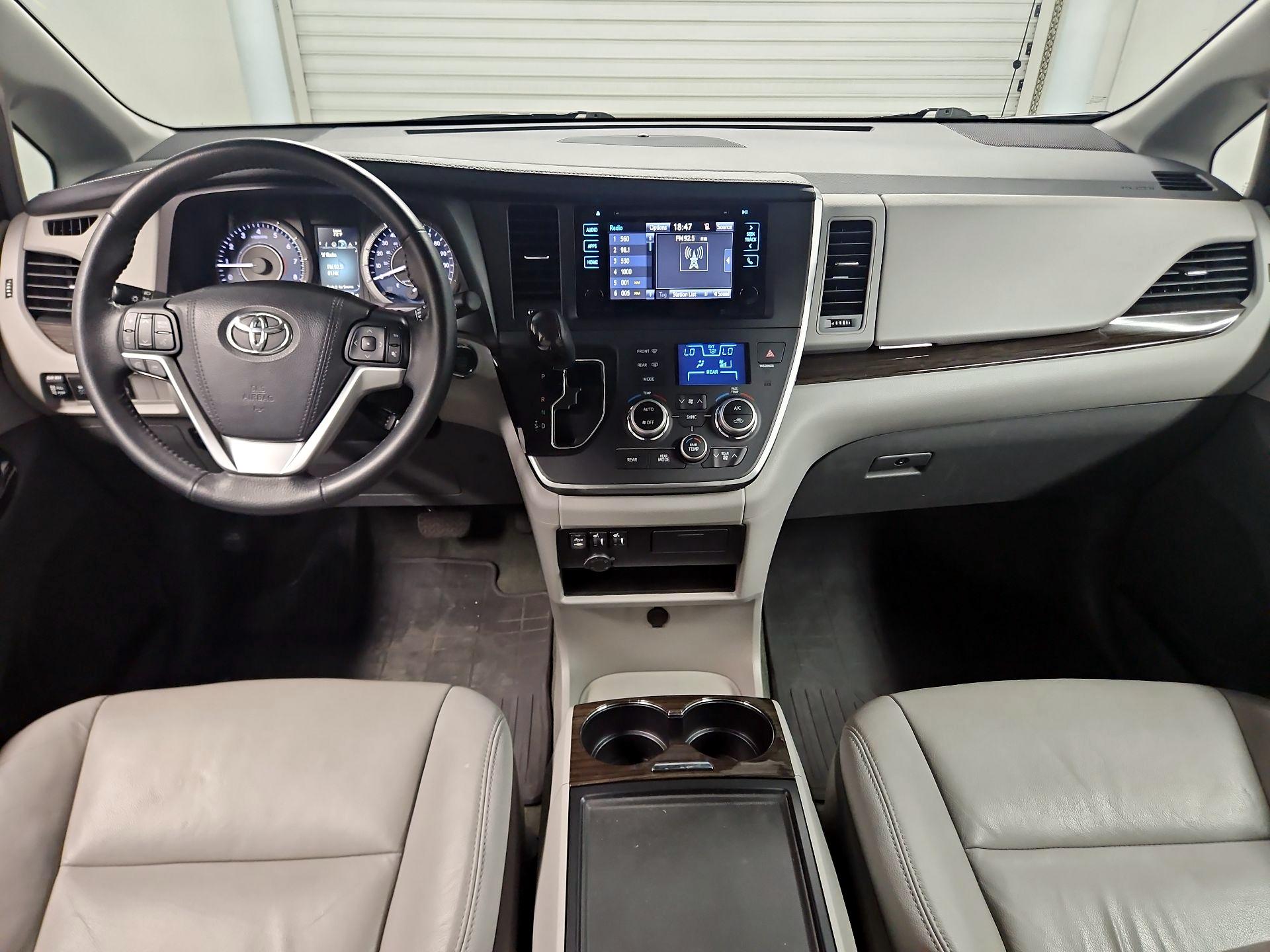 Thumbnail: 2016 Toyota Sienna - 9