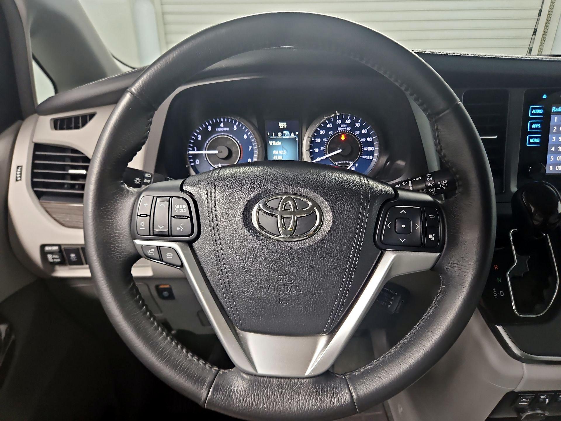 Thumbnail: 2016 Toyota Sienna - 10
