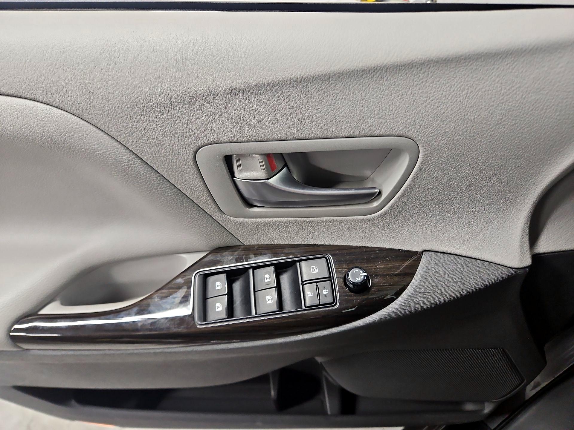 Thumbnail: 2016 Toyota Sienna - 12