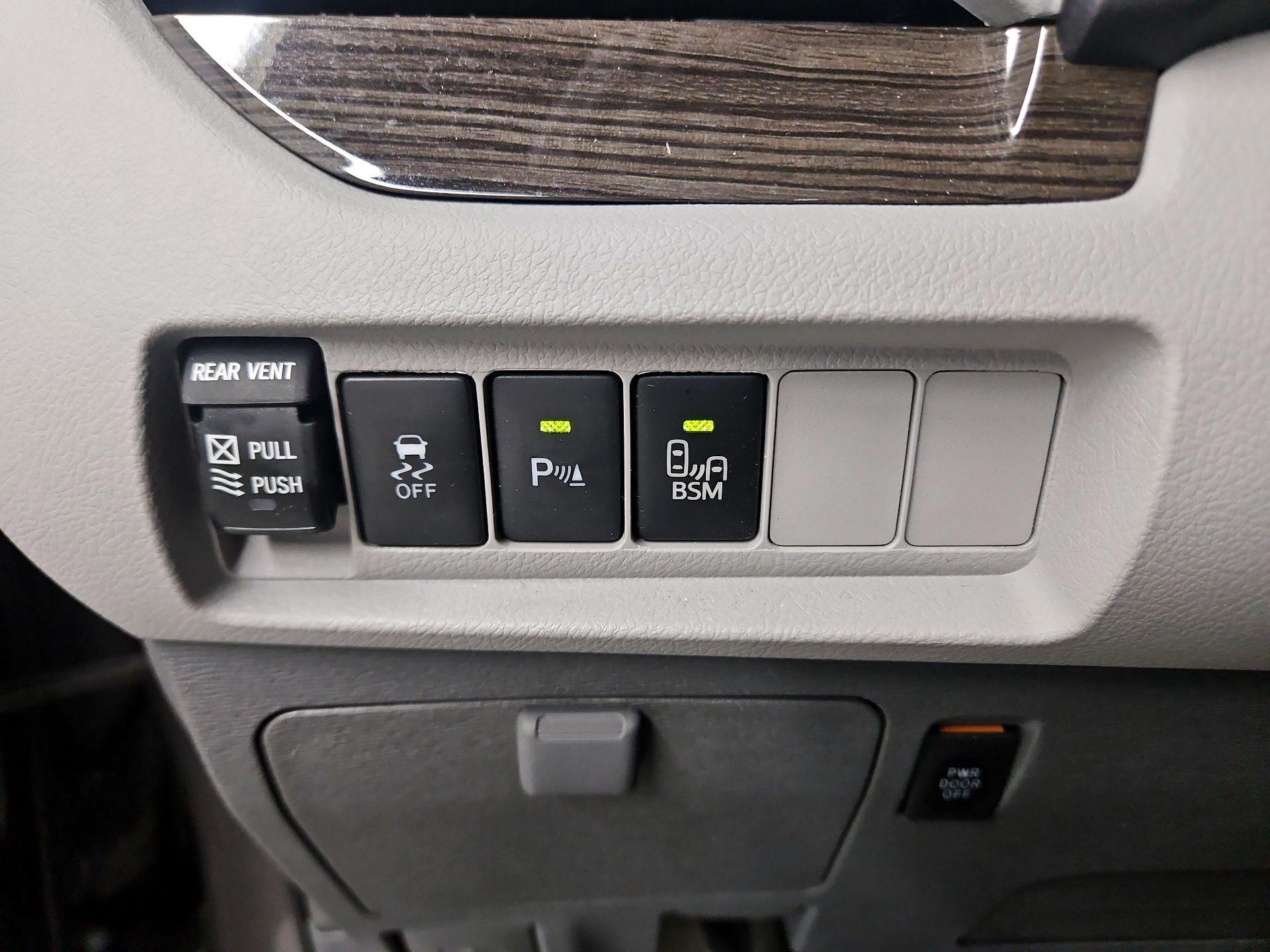 Thumbnail: 2016 Toyota Sienna - 13