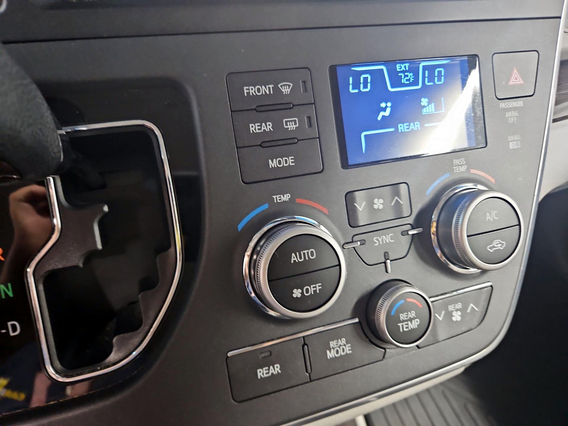 Thumbnail: 2016 Toyota Sienna - 17