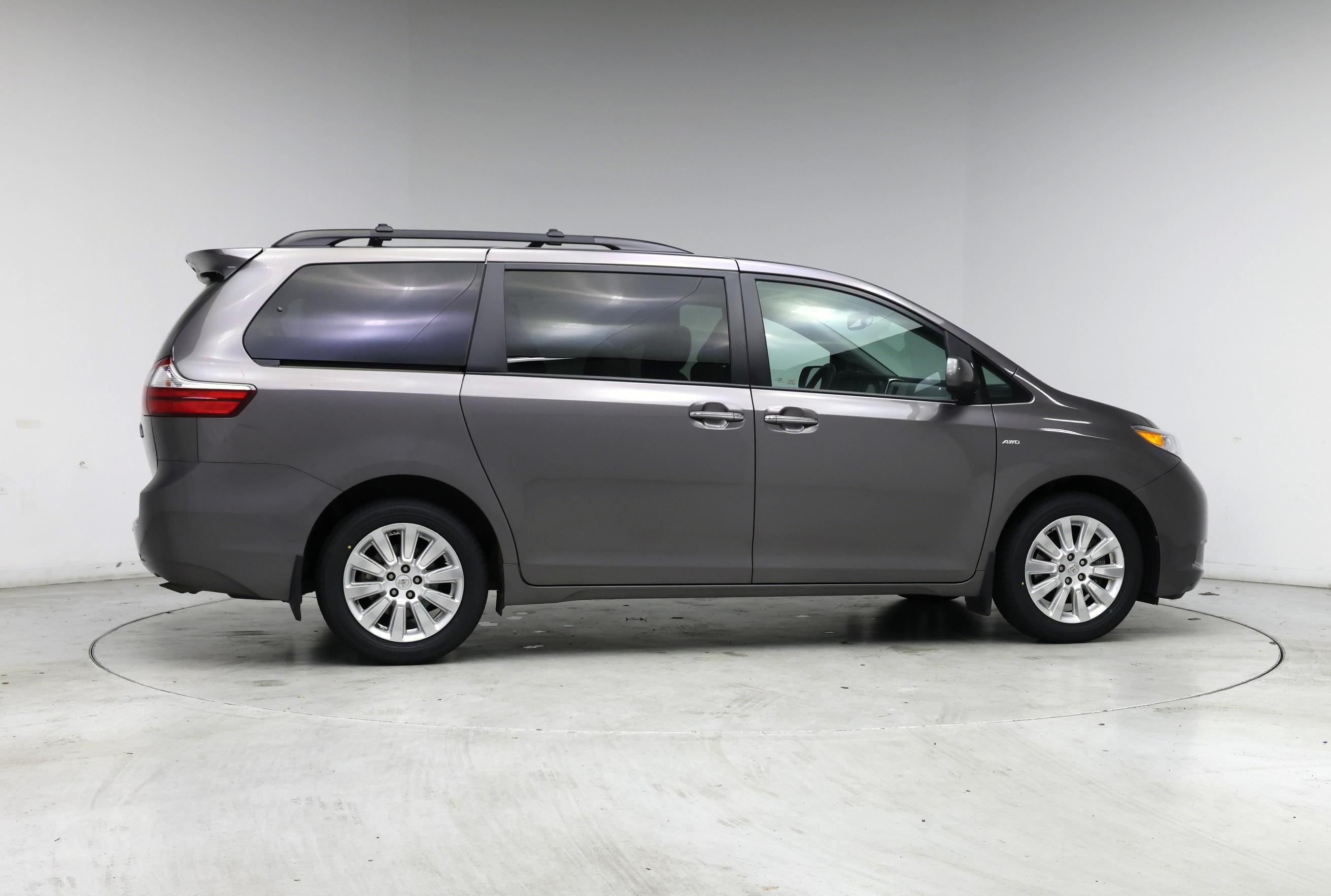 Thumbnail: 2016 Toyota Sienna - 7