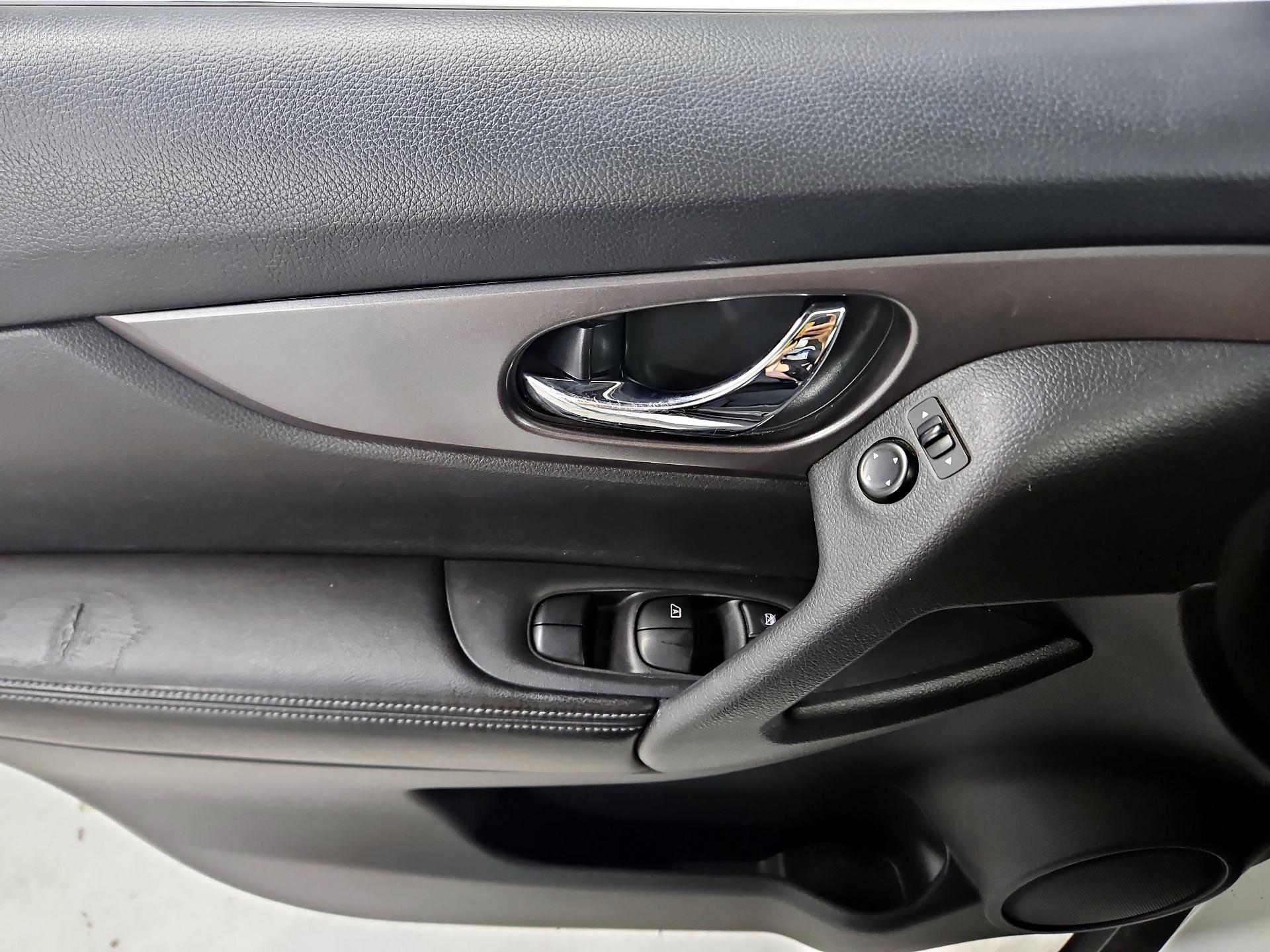 Thumbnail: 2016 Nissan Rogue - 12