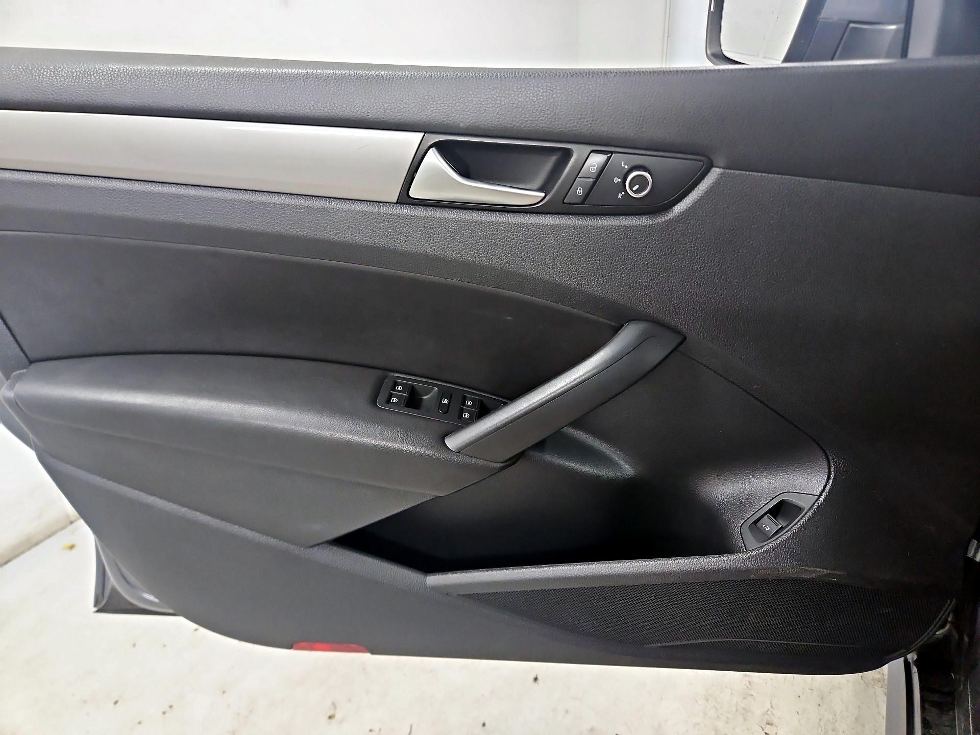 Thumbnail: 2015 Volkswagen Passat - 12