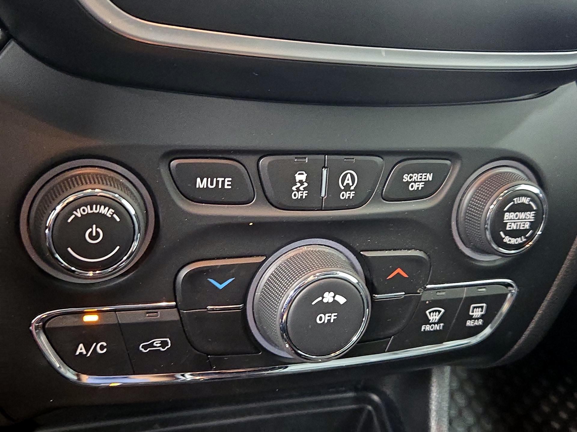 Thumbnail: 2020 Jeep Cherokee - 16