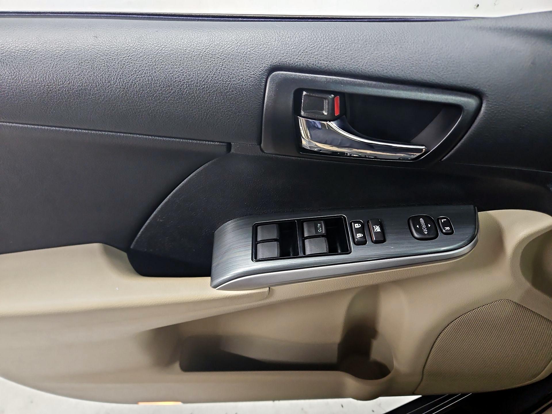 Thumbnail: 2013 Toyota Camry - 12