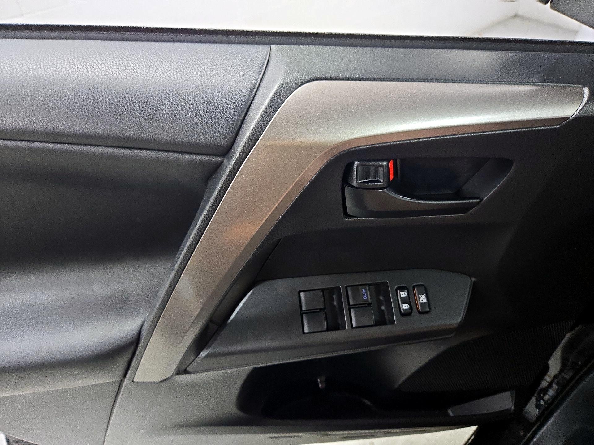 Thumbnail: 2018 Toyota RAV4 - 12