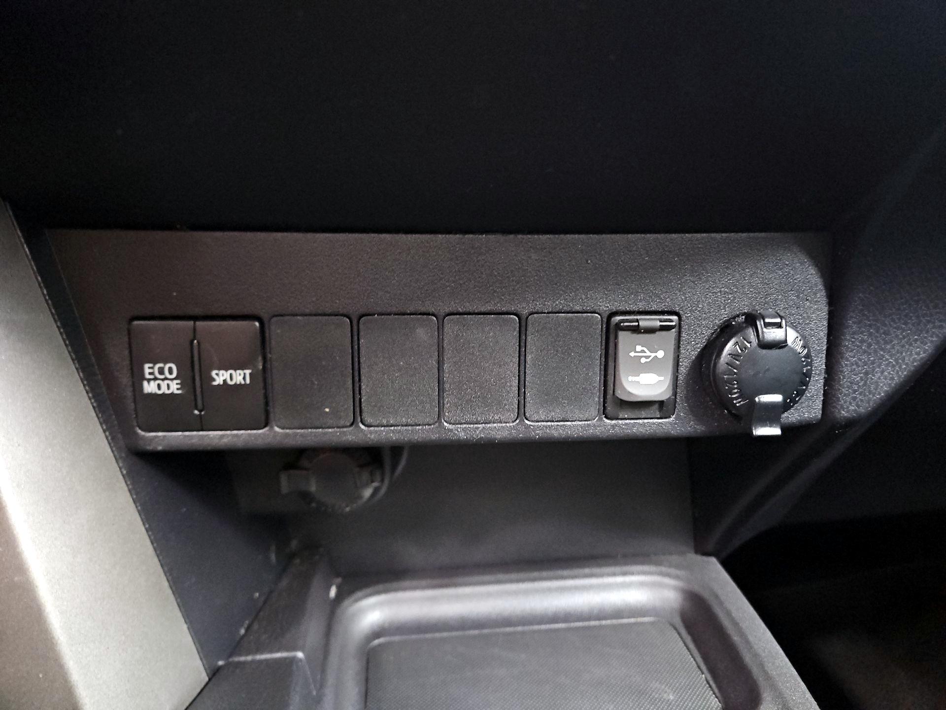 Thumbnail: 2018 Toyota RAV4 - 18
