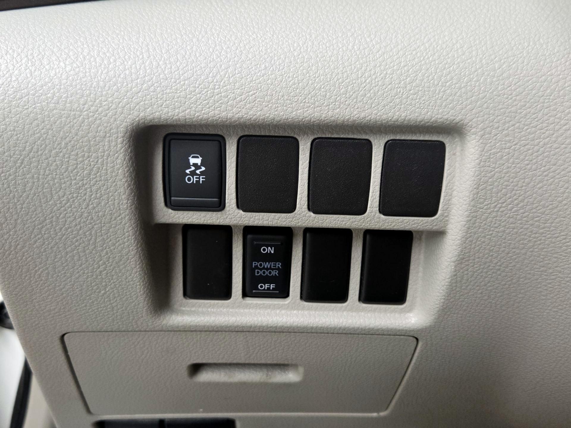 Thumbnail: 2015 Nissan Quest - 13