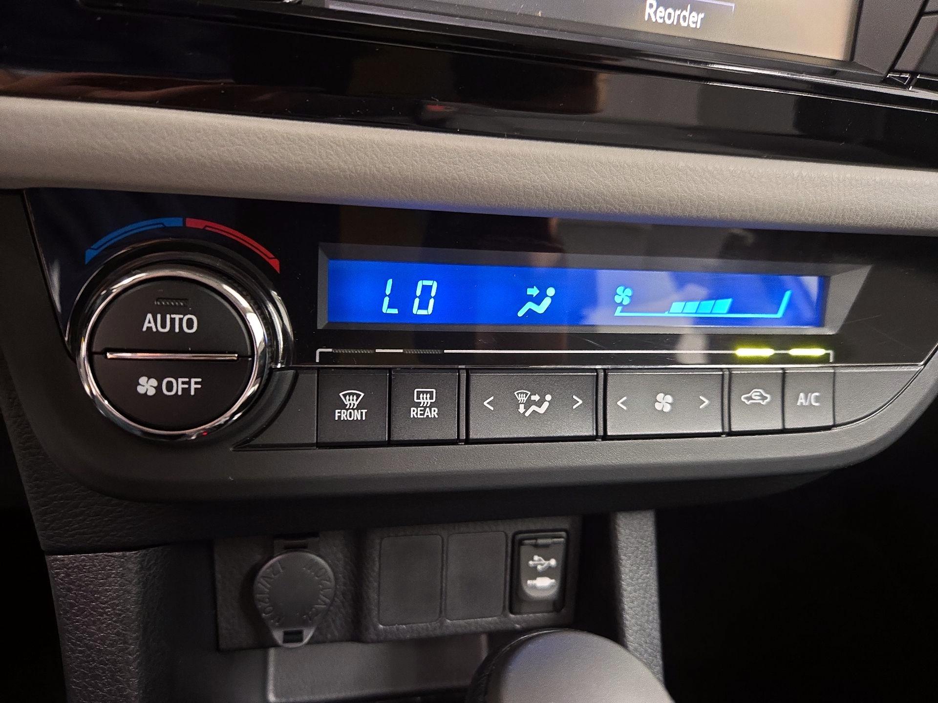 Thumbnail: 2014 Toyota Corolla - 16