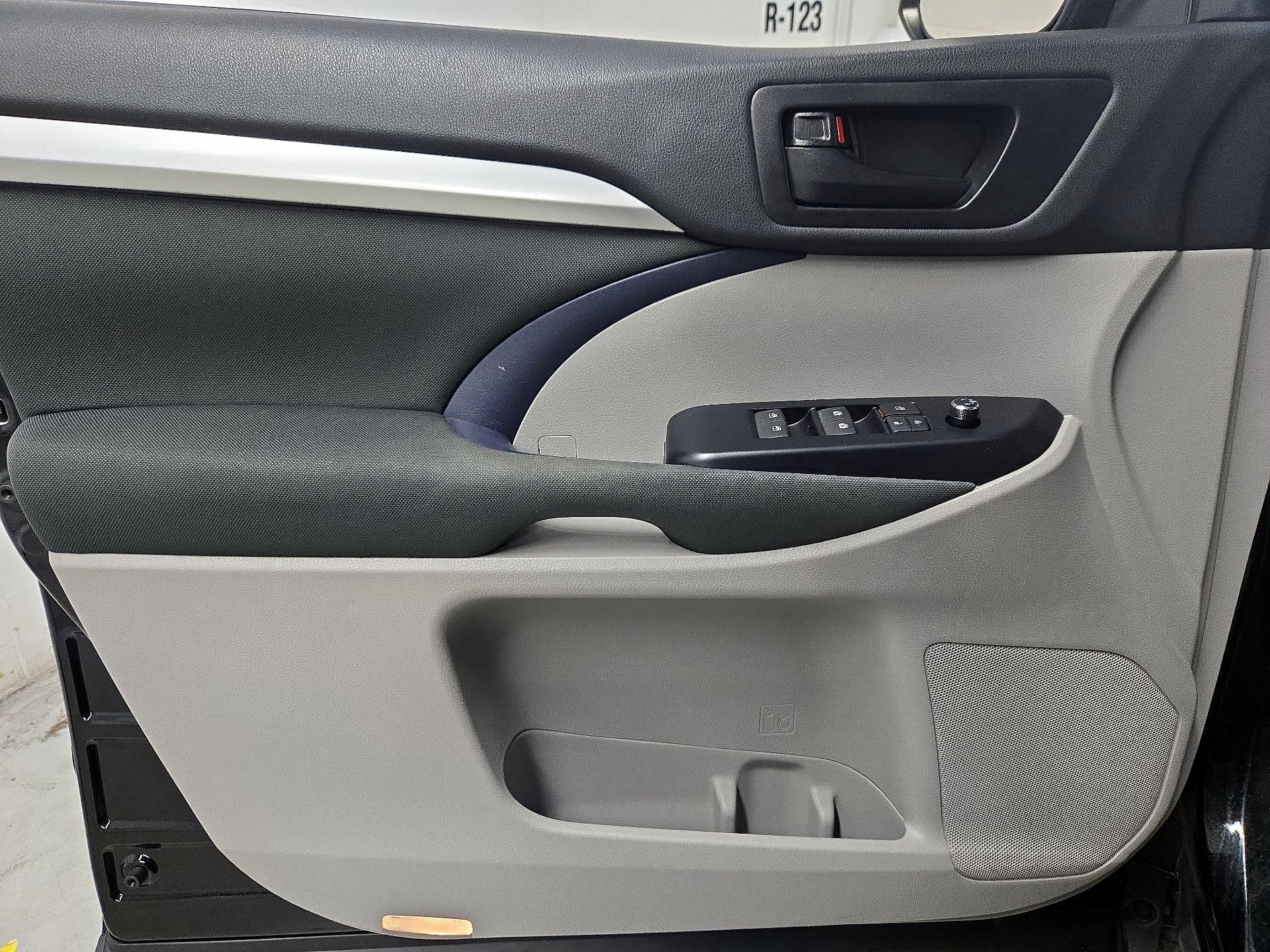 Thumbnail: 2019 Toyota Highlander - 12