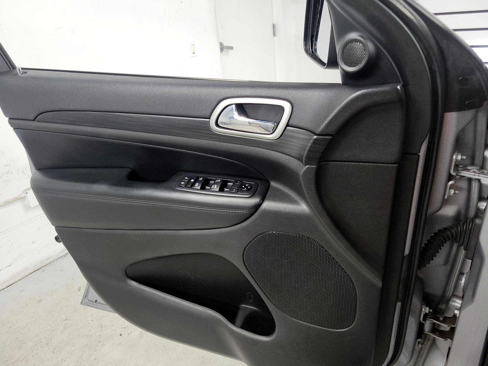 Thumbnail: 2019 Jeep Grand Cherokee - 12