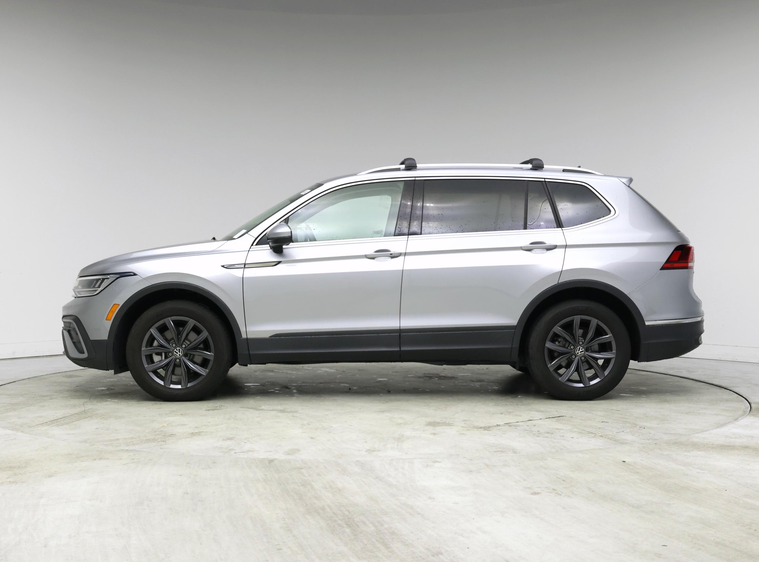 Thumbnail: 2022 Volkswagen Tiguan - 3