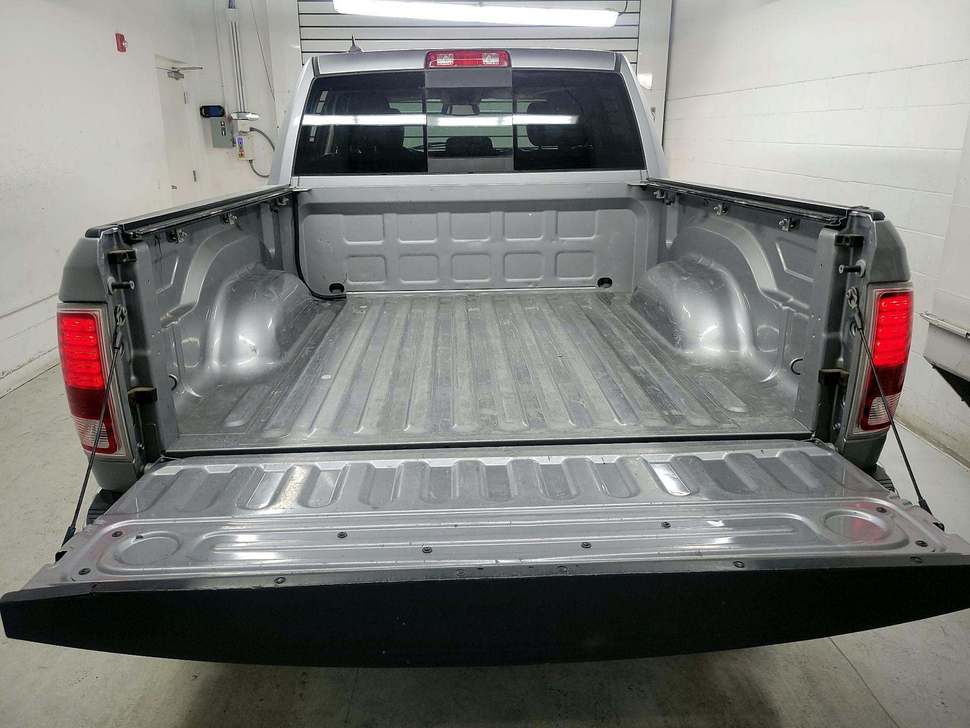 Thumbnail: 2019 RAM 1500 Classic - 19