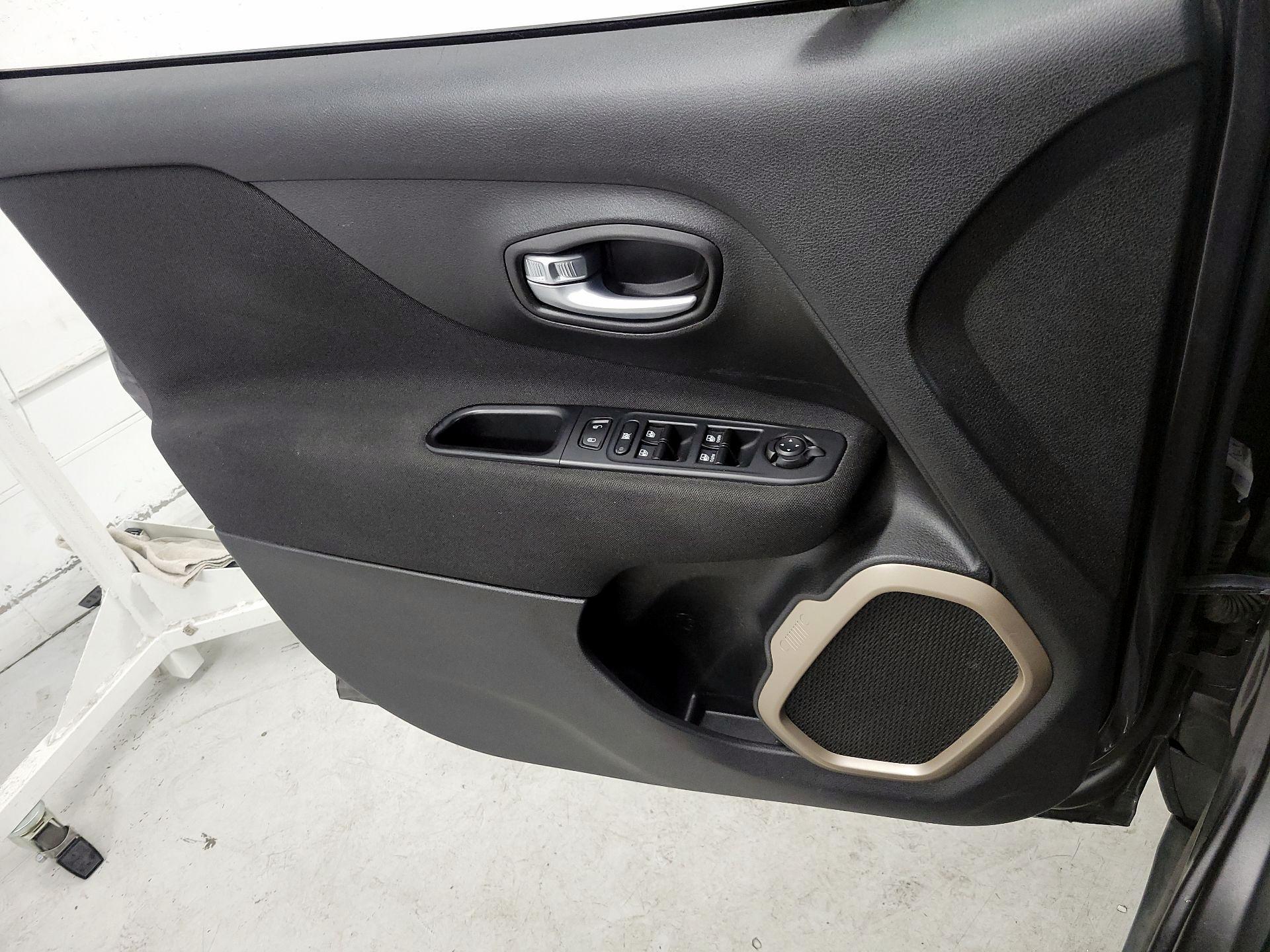 Thumbnail: 2016 Jeep Renegade - 12