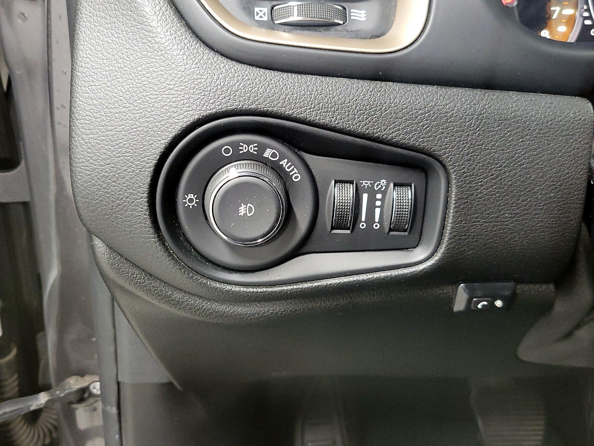 Thumbnail: 2016 Jeep Renegade - 13