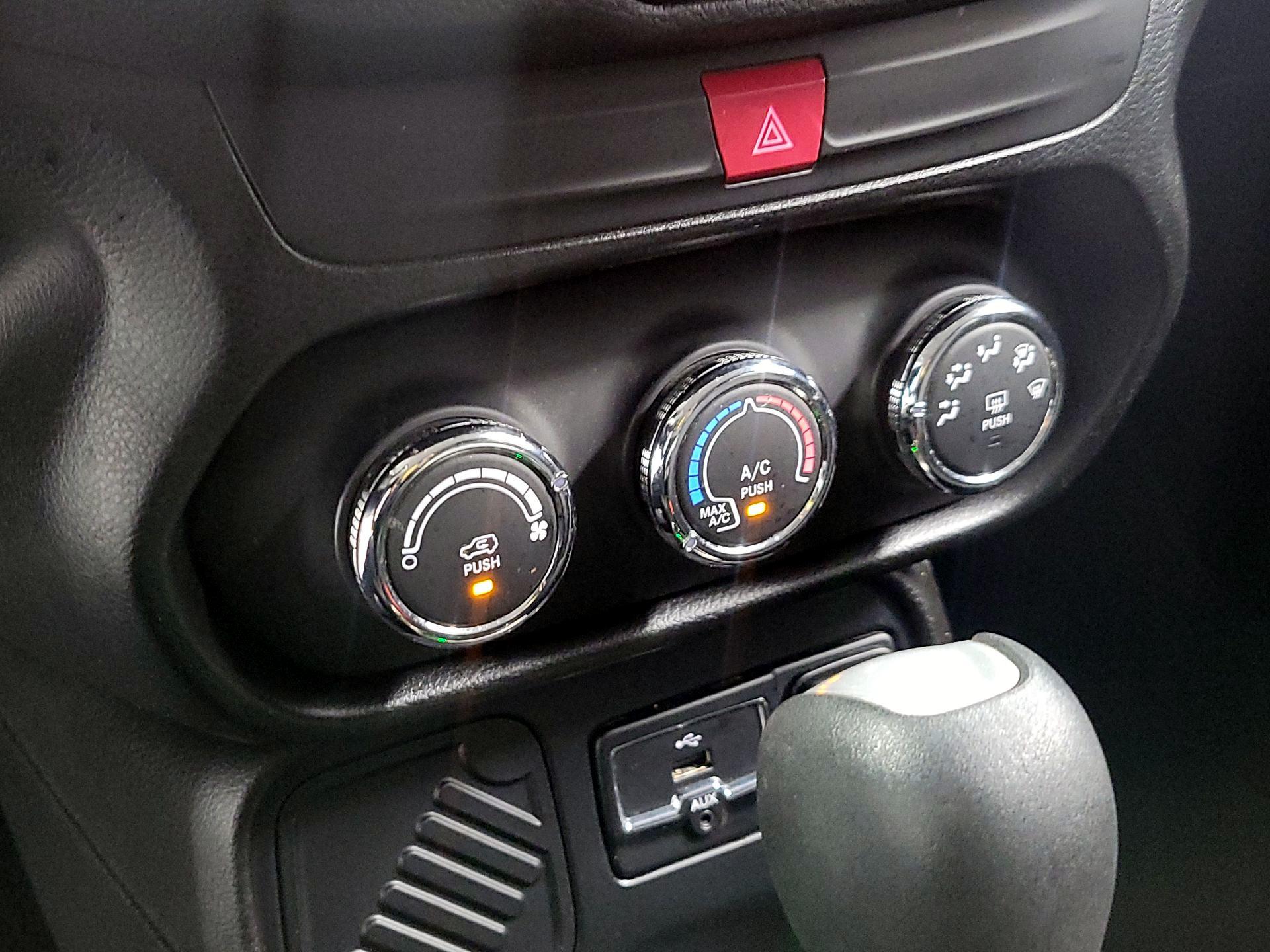 Thumbnail: 2016 Jeep Renegade - 15