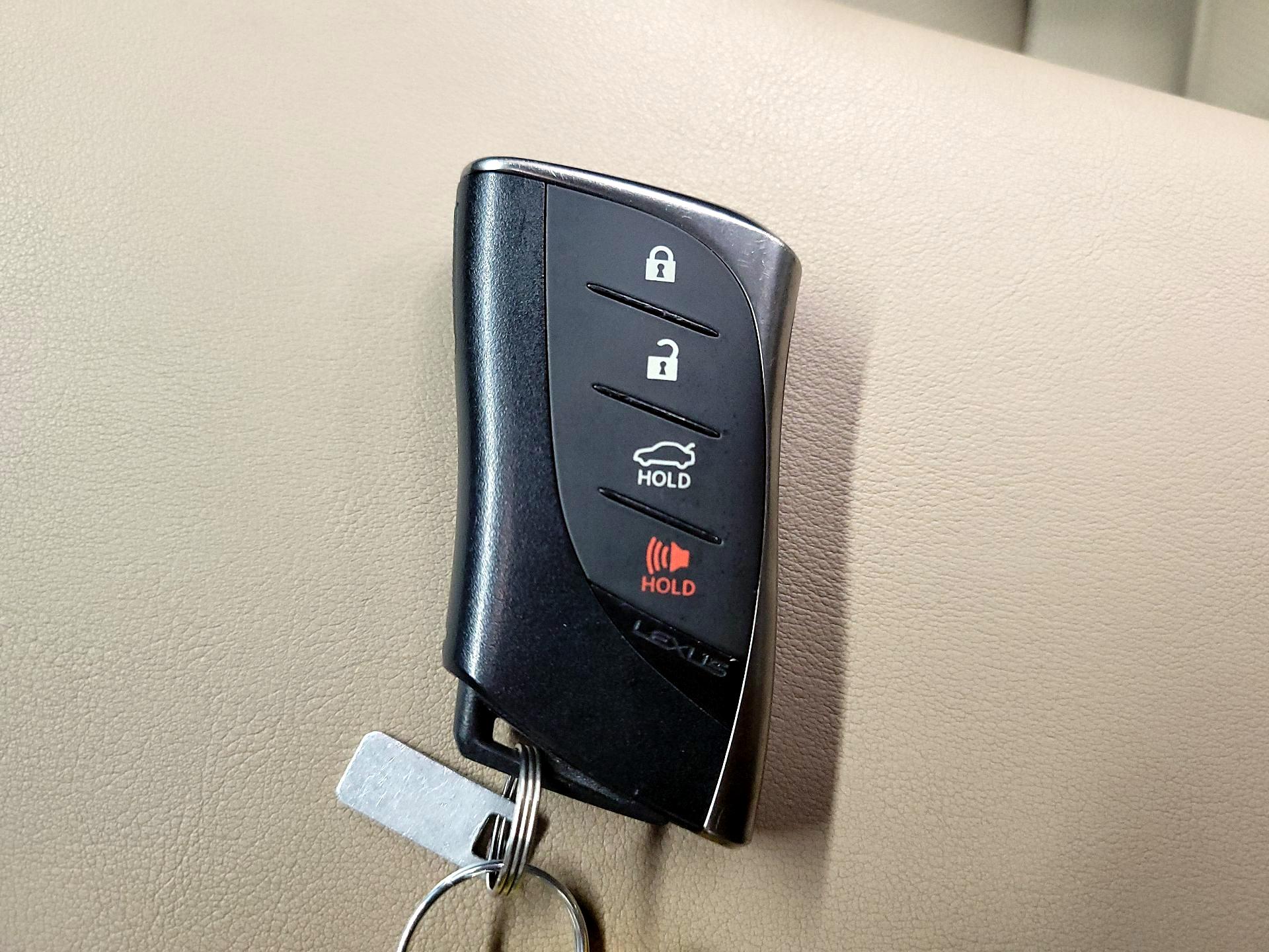 Thumbnail: 2019 Lexus ES - 20