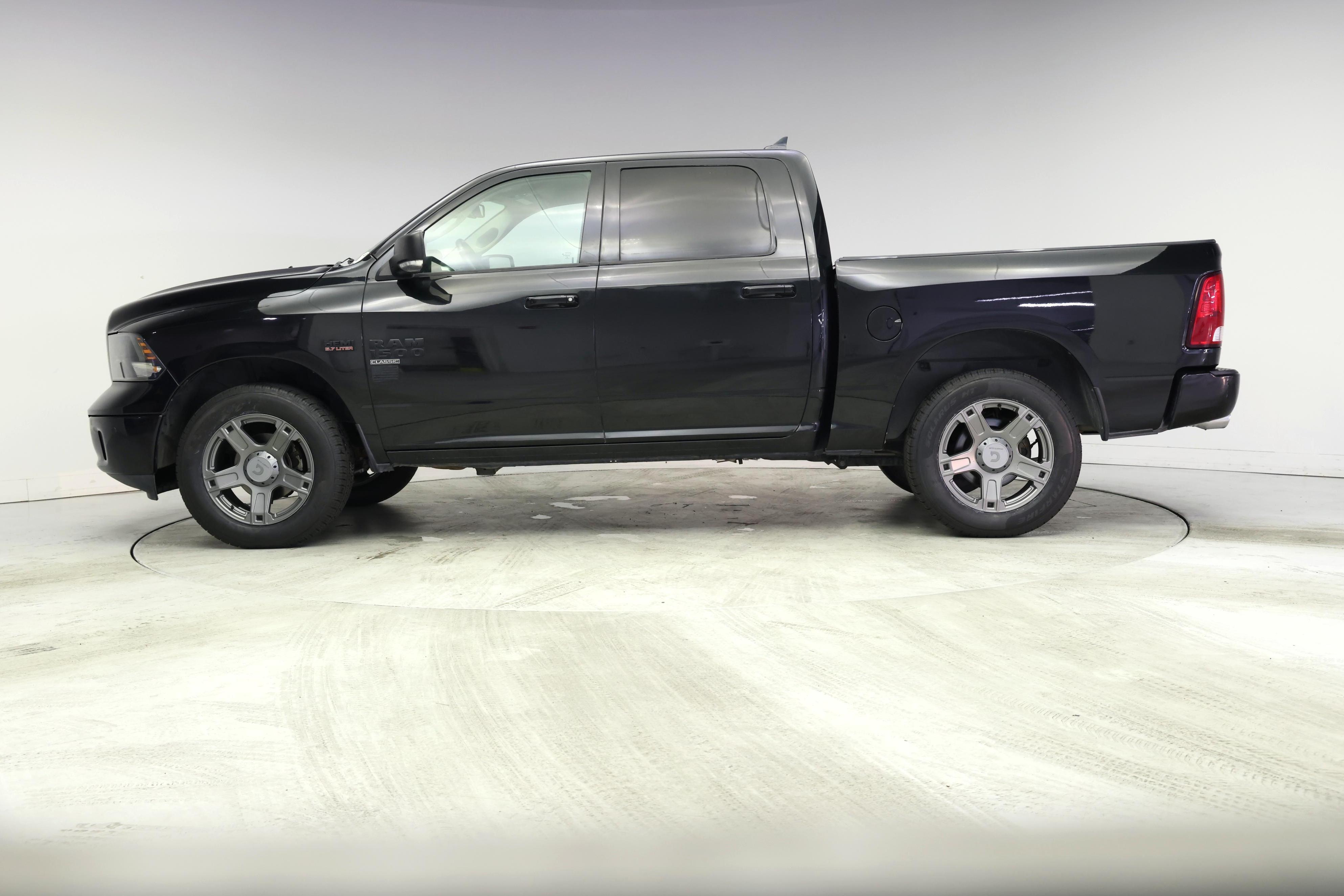 Thumbnail: 2019 RAM 1500 Classic - 3