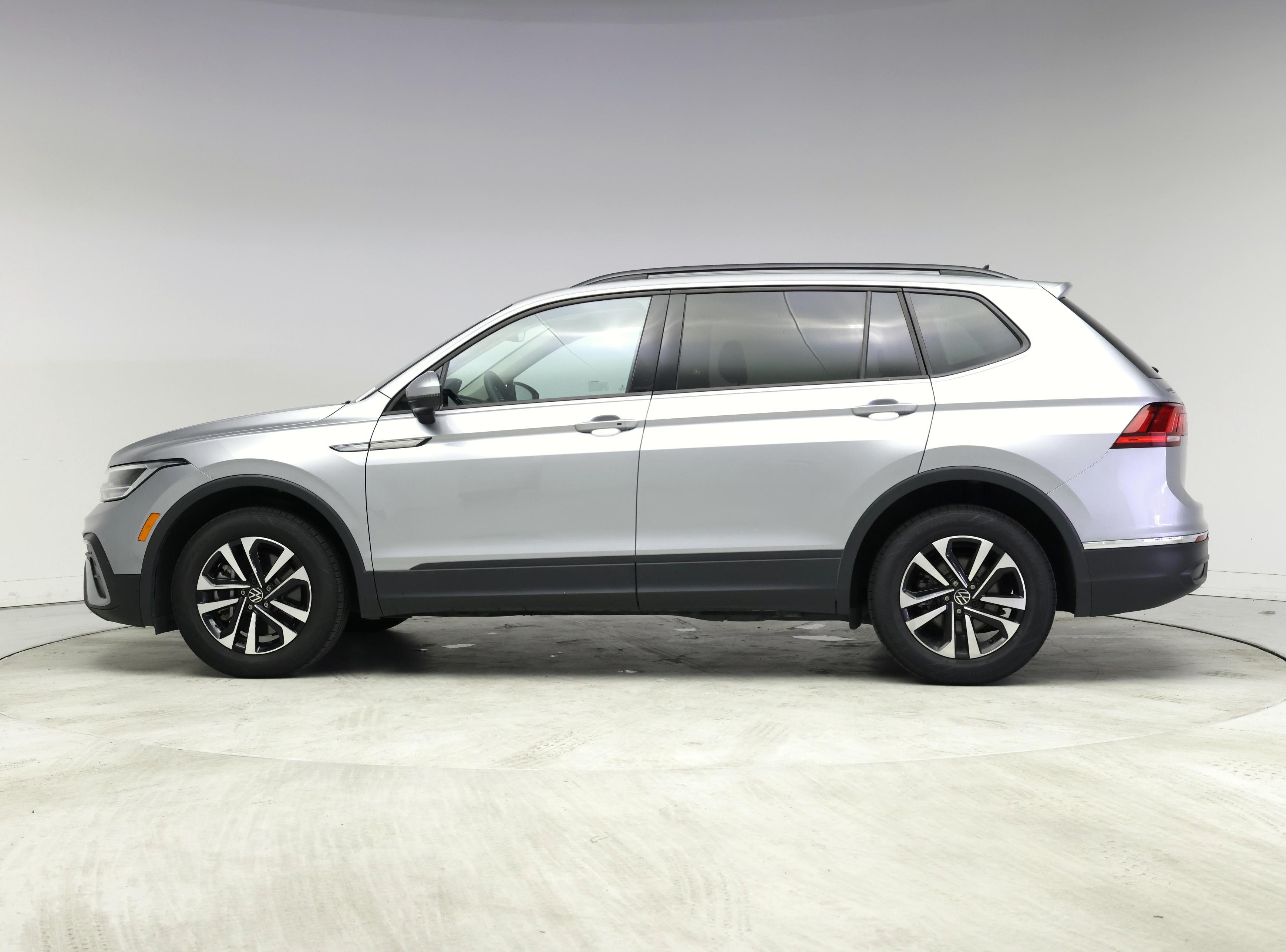 Thumbnail: 2023 Volkswagen Tiguan - 3