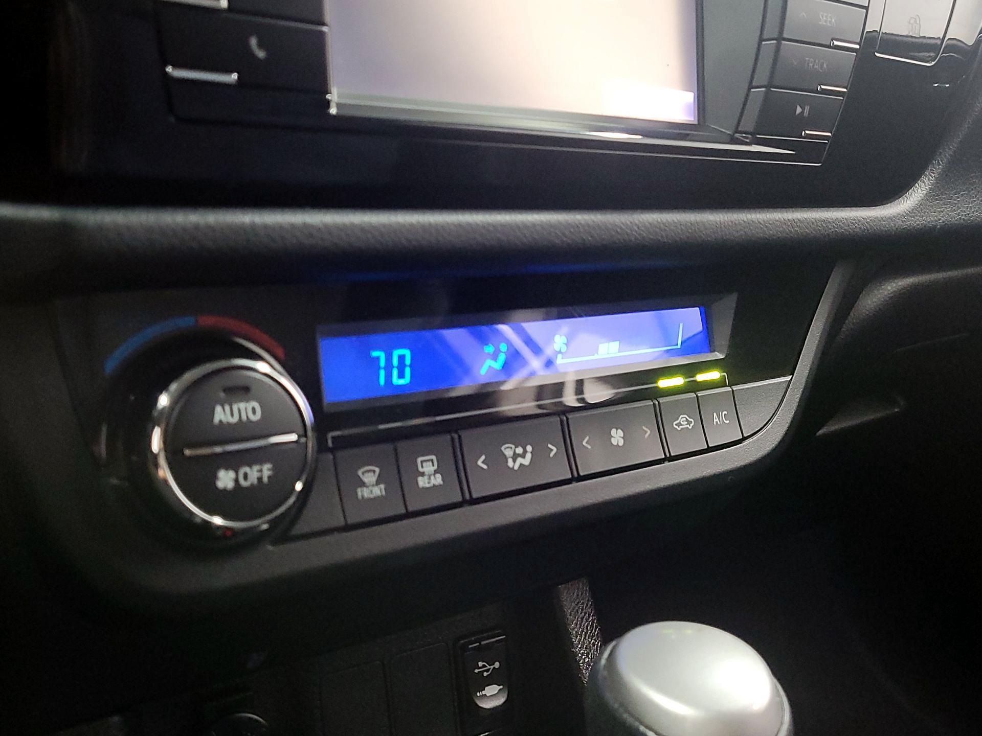 Thumbnail: 2016 Toyota Corolla - 16