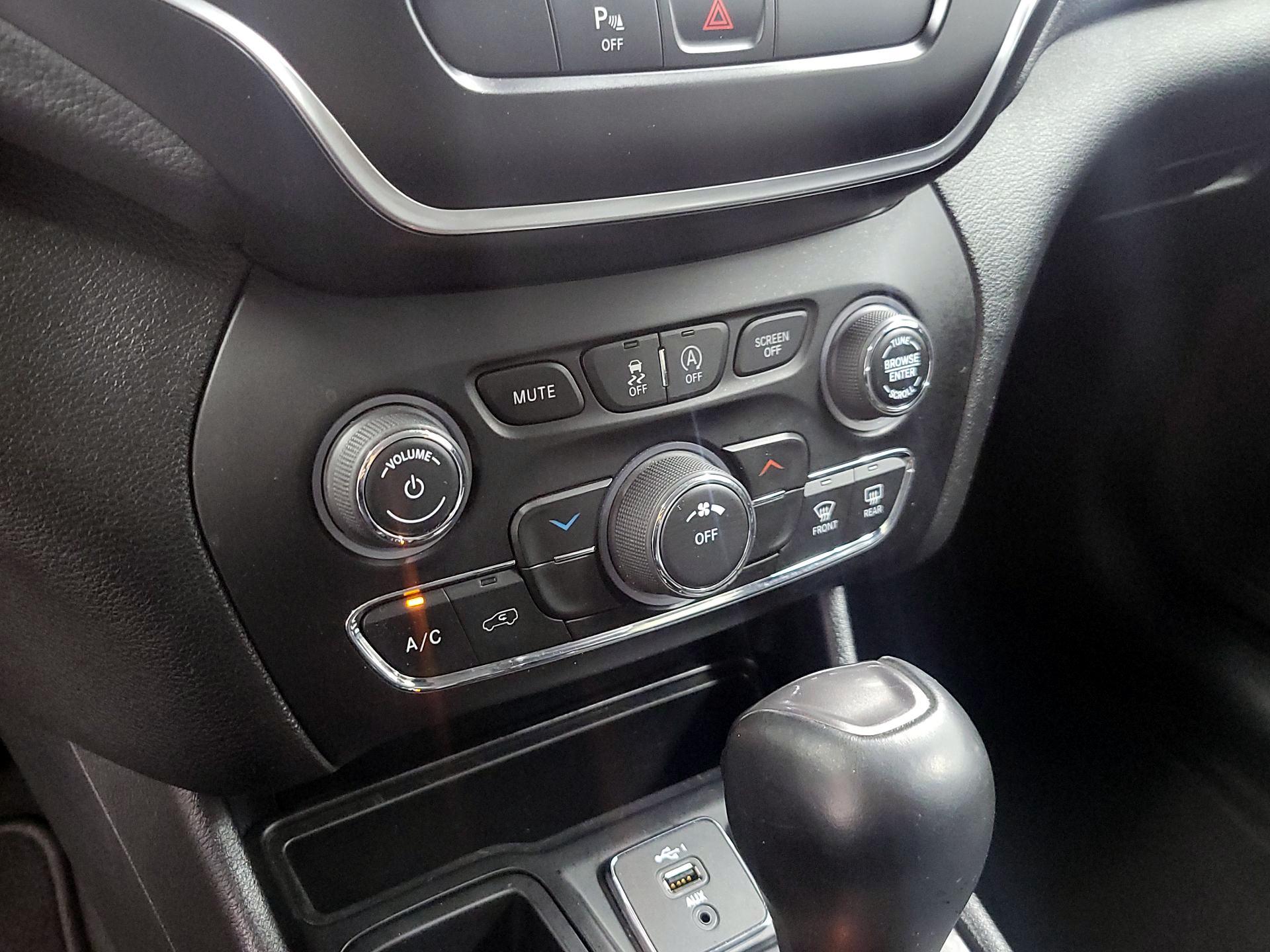 Thumbnail: 2020 Jeep Cherokee - 16