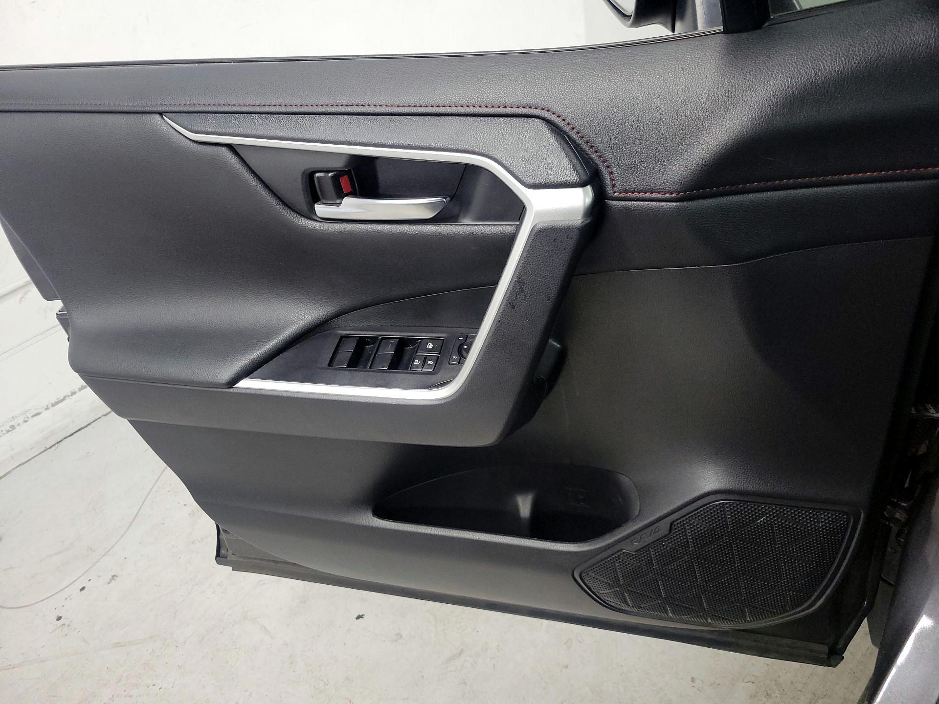 Thumbnail: 2021 Toyota RAV4 - 12
