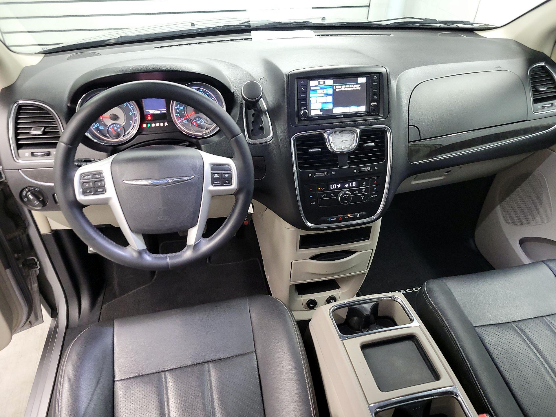 Thumbnail: 2016 Chrysler Town & Country - 9