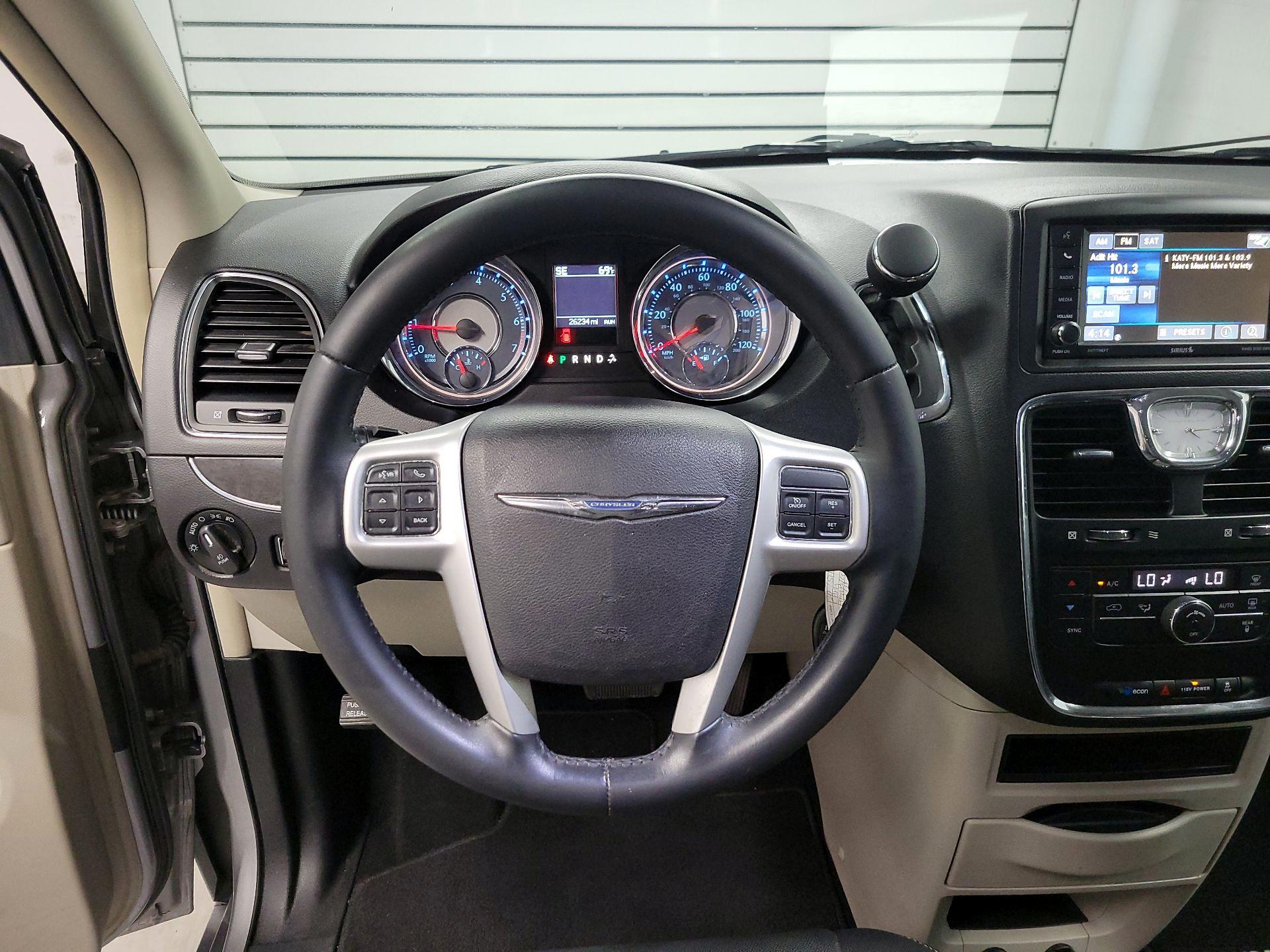 Thumbnail: 2016 Chrysler Town & Country - 10