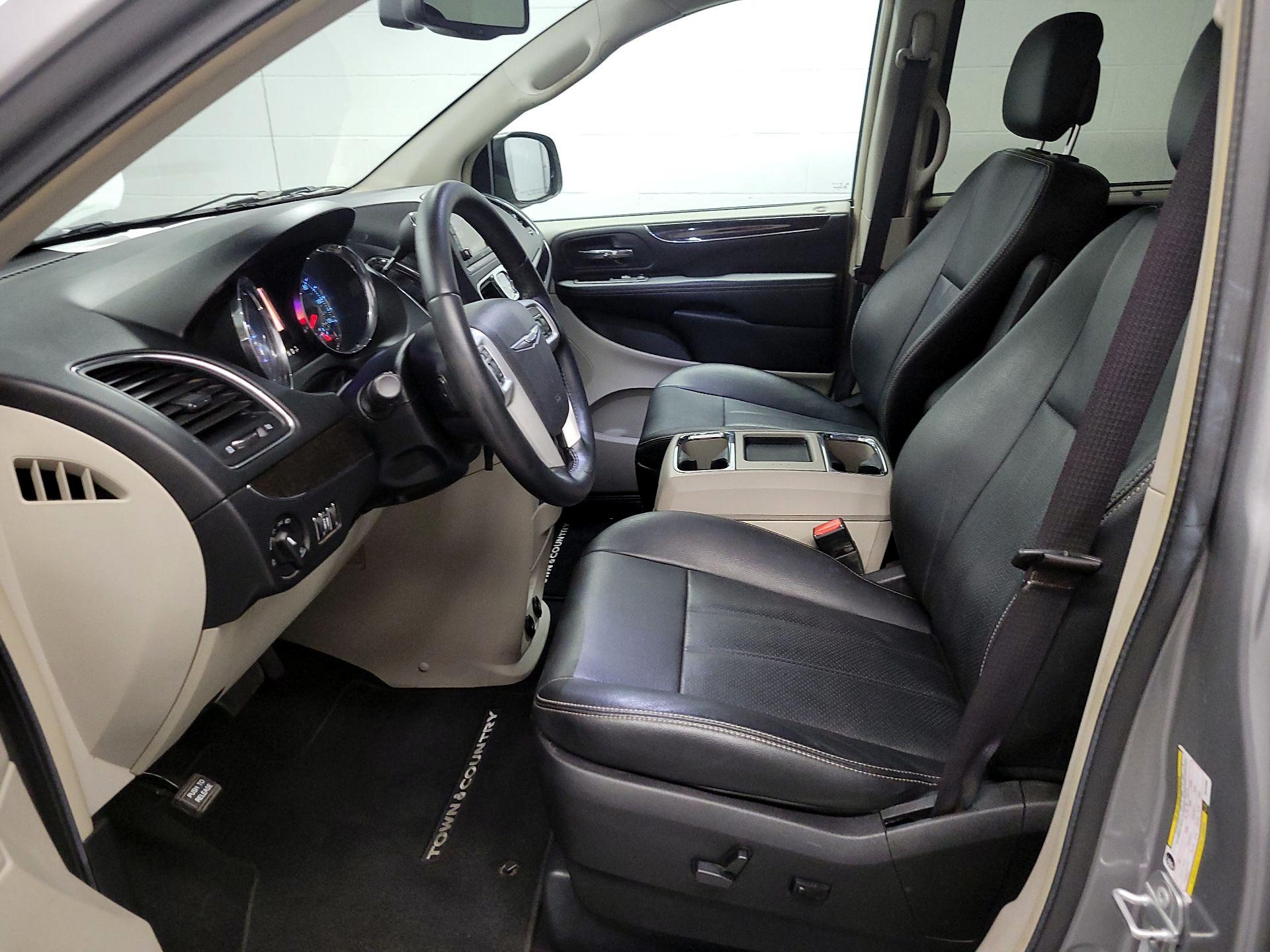 Thumbnail: 2016 Chrysler Town & Country - 11