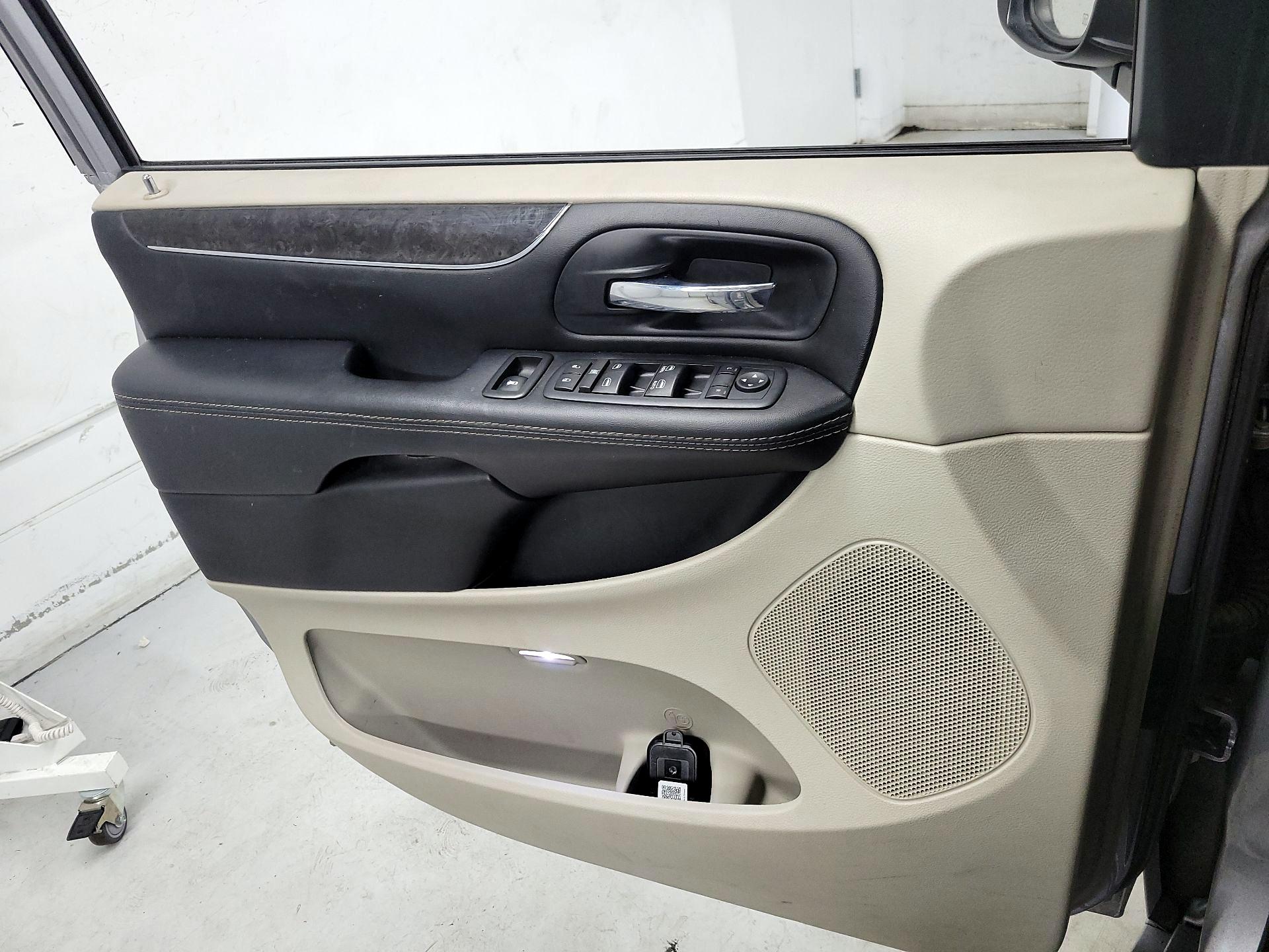 Thumbnail: 2016 Chrysler Town & Country - 12