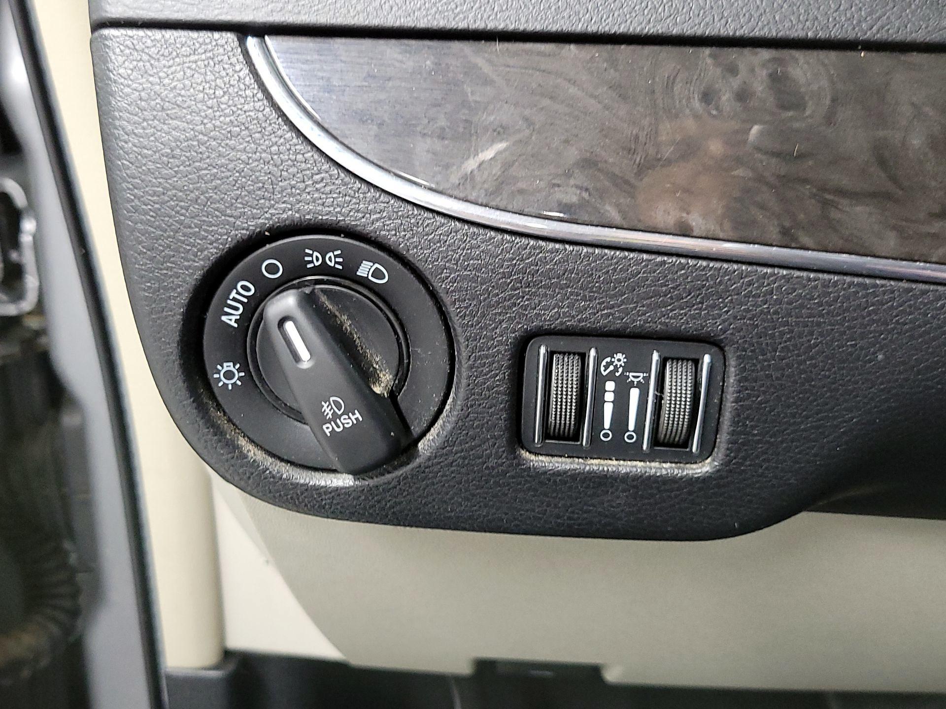 Thumbnail: 2016 Chrysler Town & Country - 13