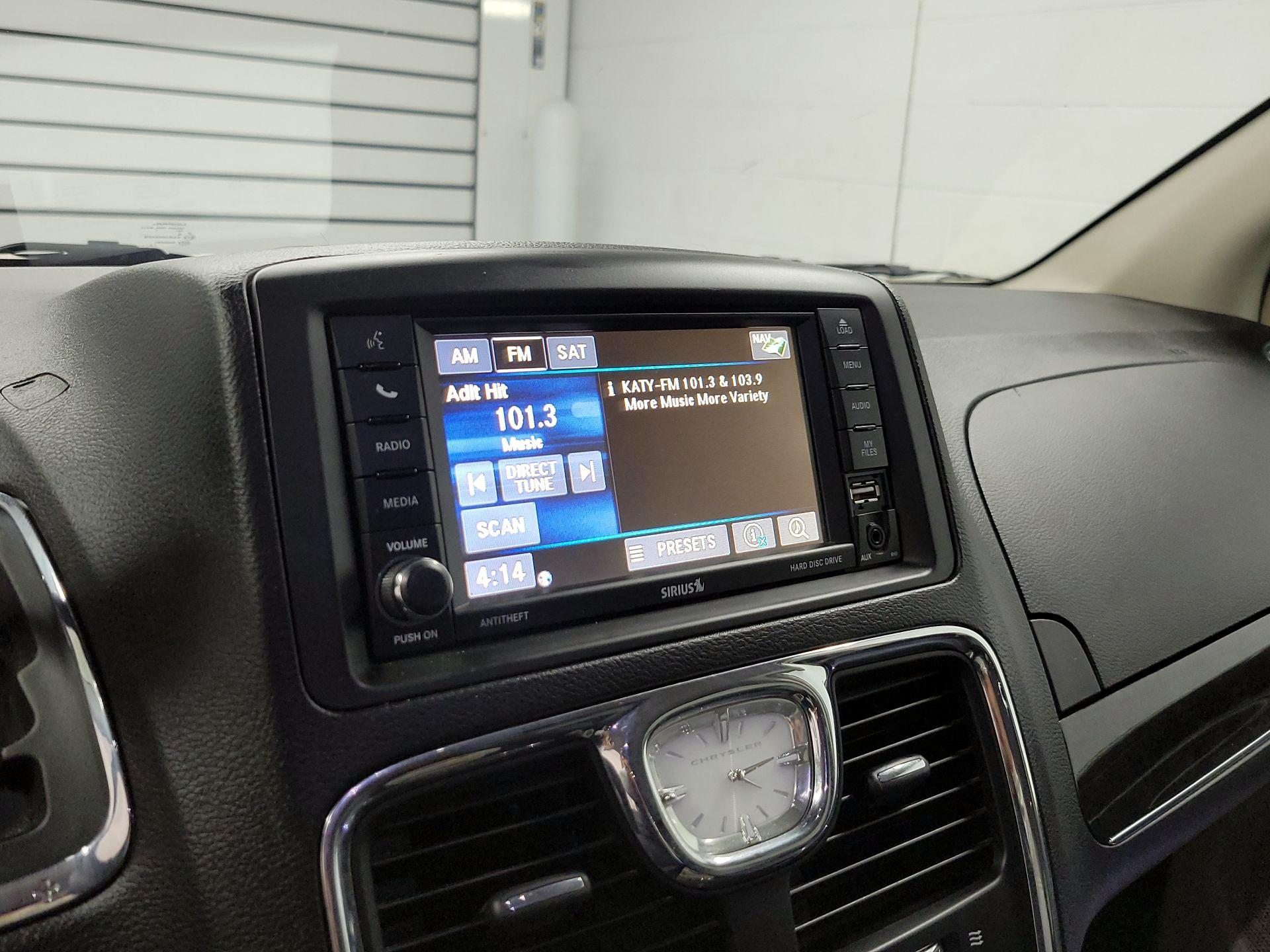 Thumbnail: 2016 Chrysler Town & Country - 15