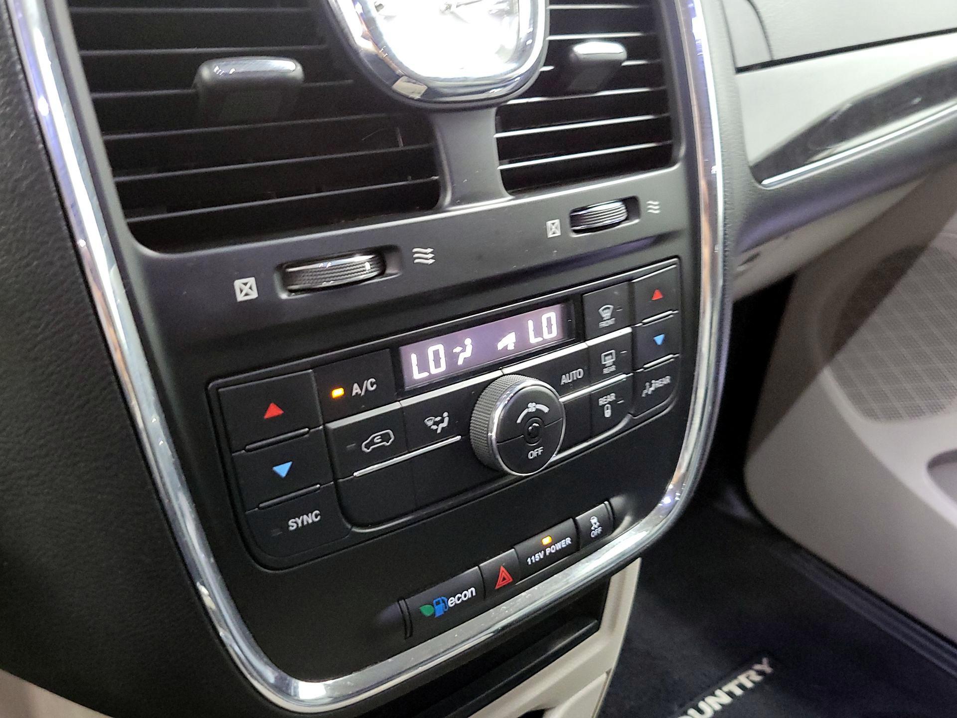 Thumbnail: 2016 Chrysler Town & Country - 16