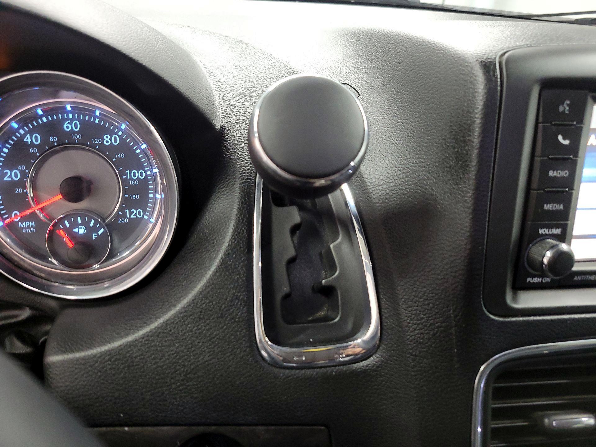 Thumbnail: 2016 Chrysler Town & Country - 17