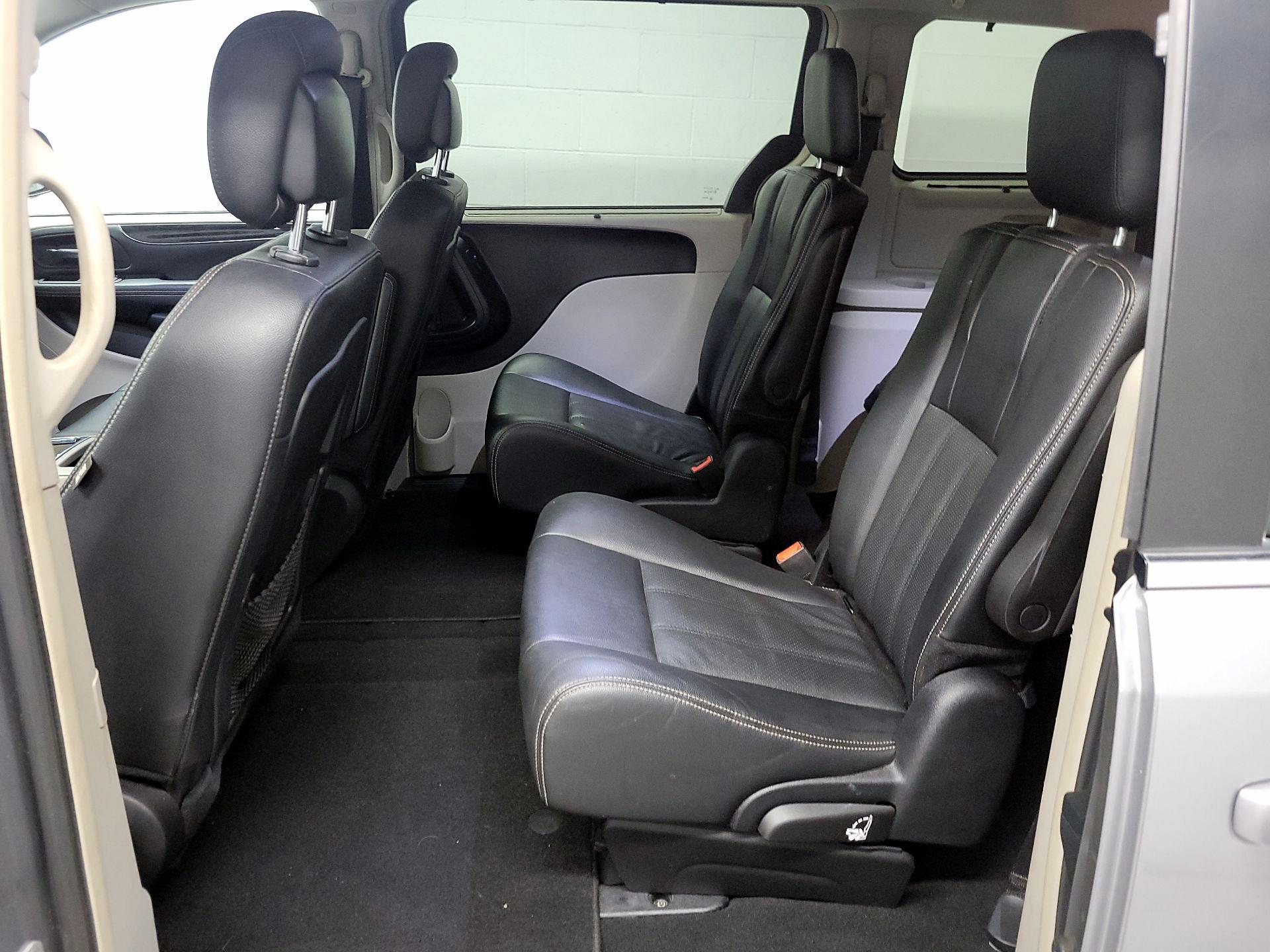 Thumbnail: 2016 Chrysler Town & Country - 18