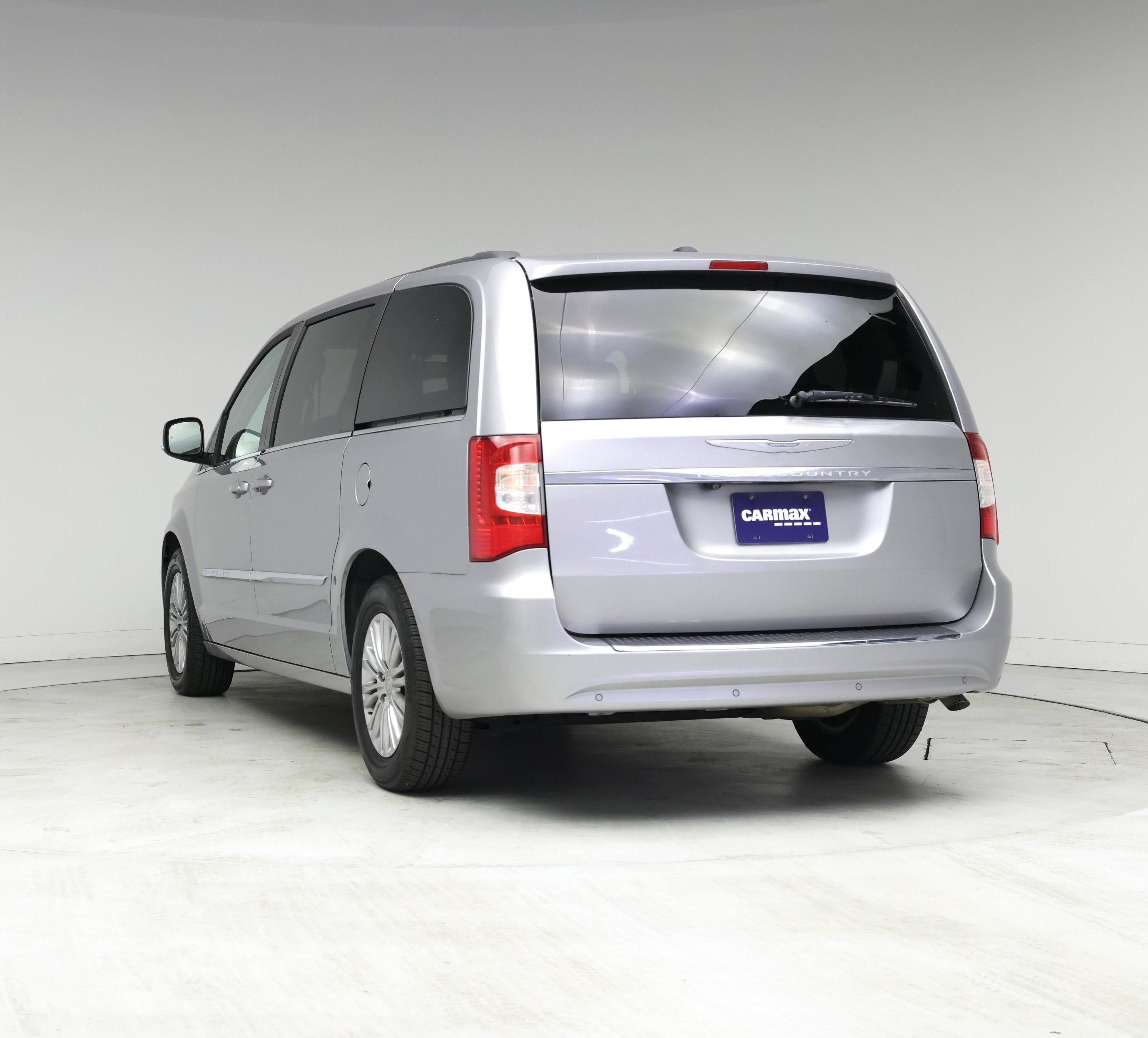 Thumbnail: 2016 Chrysler Town & Country - 2