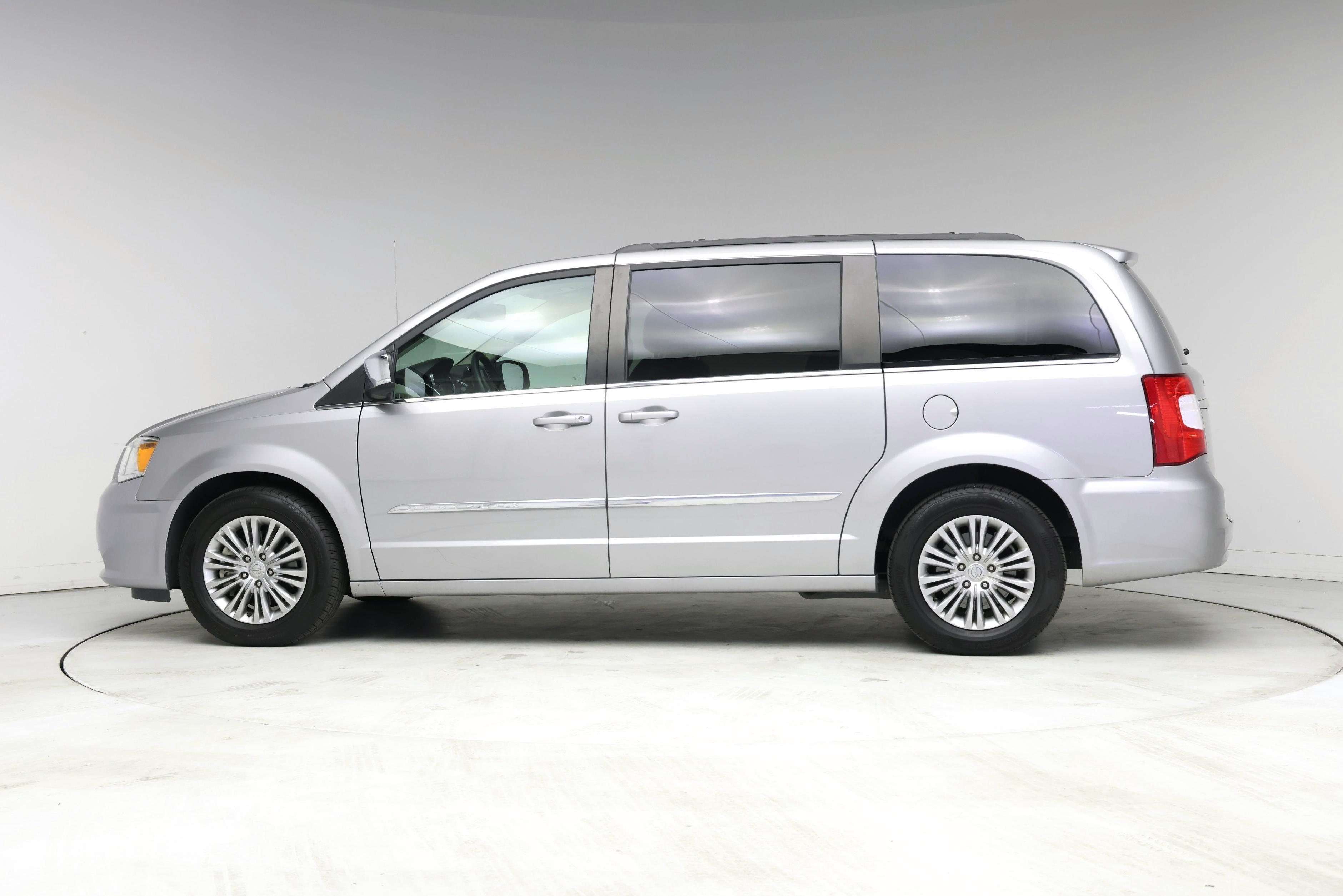 Thumbnail: 2016 Chrysler Town & Country - 3