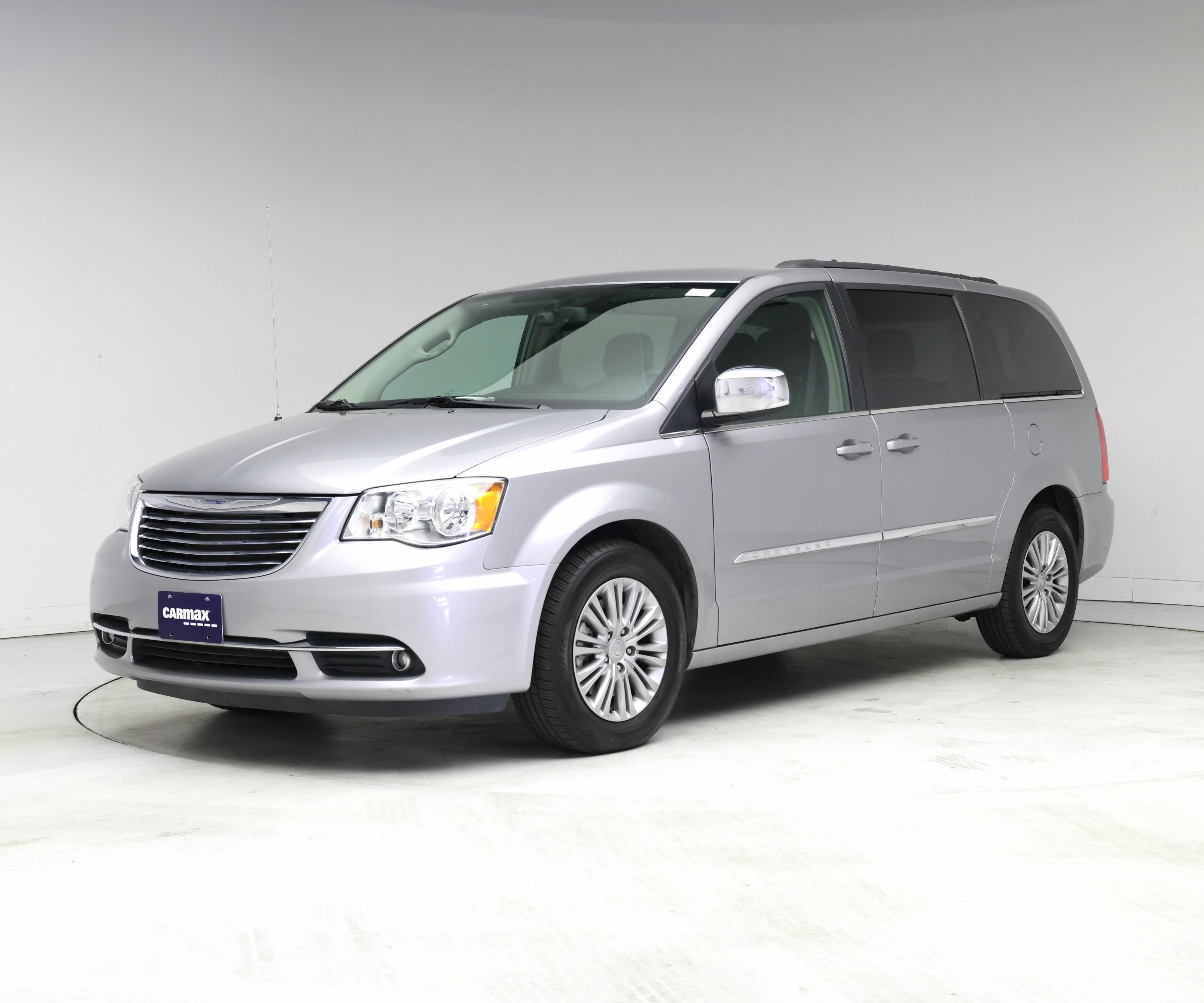 Thumbnail: 2016 Chrysler Town & Country - 4