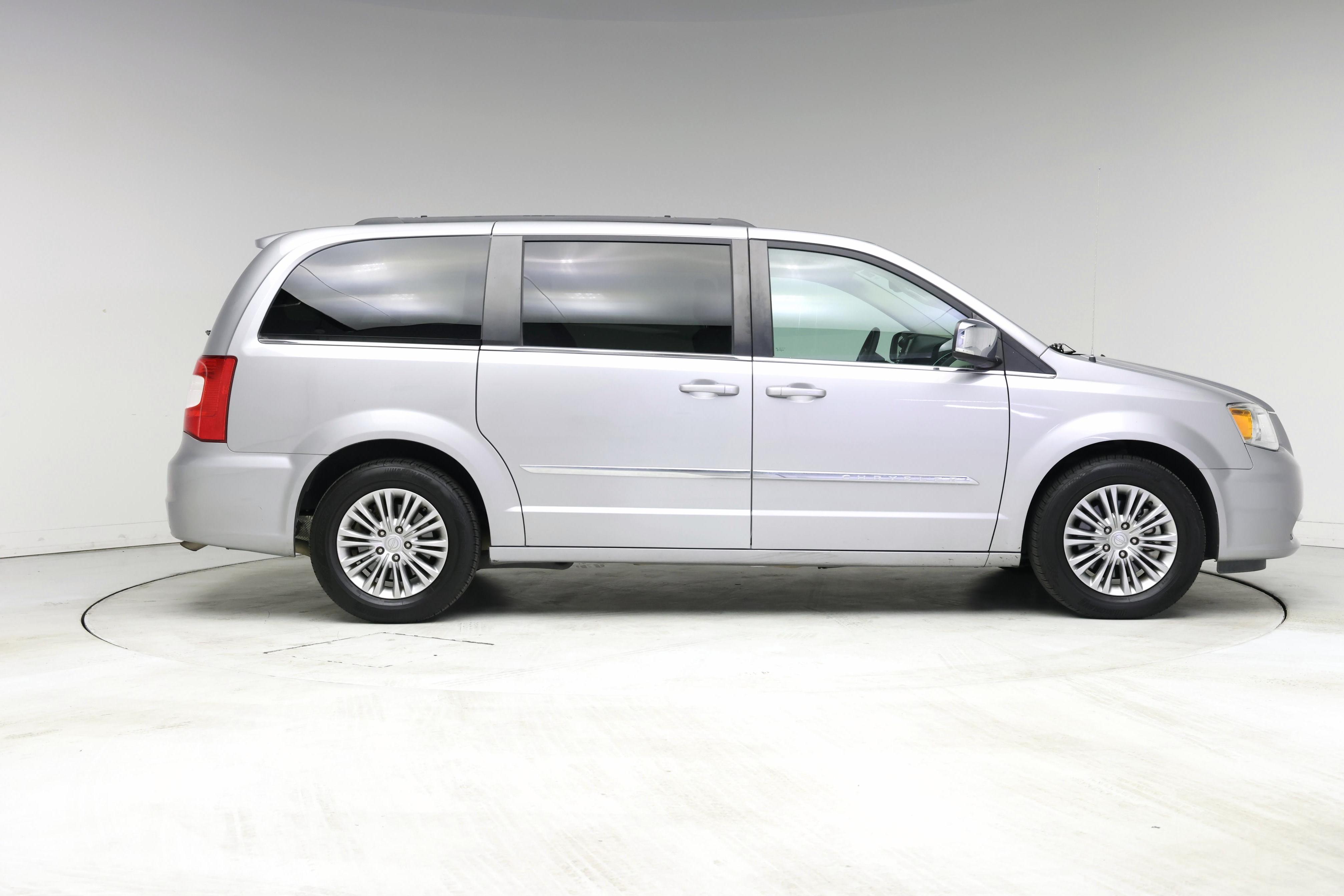 Thumbnail: 2016 Chrysler Town & Country - 7