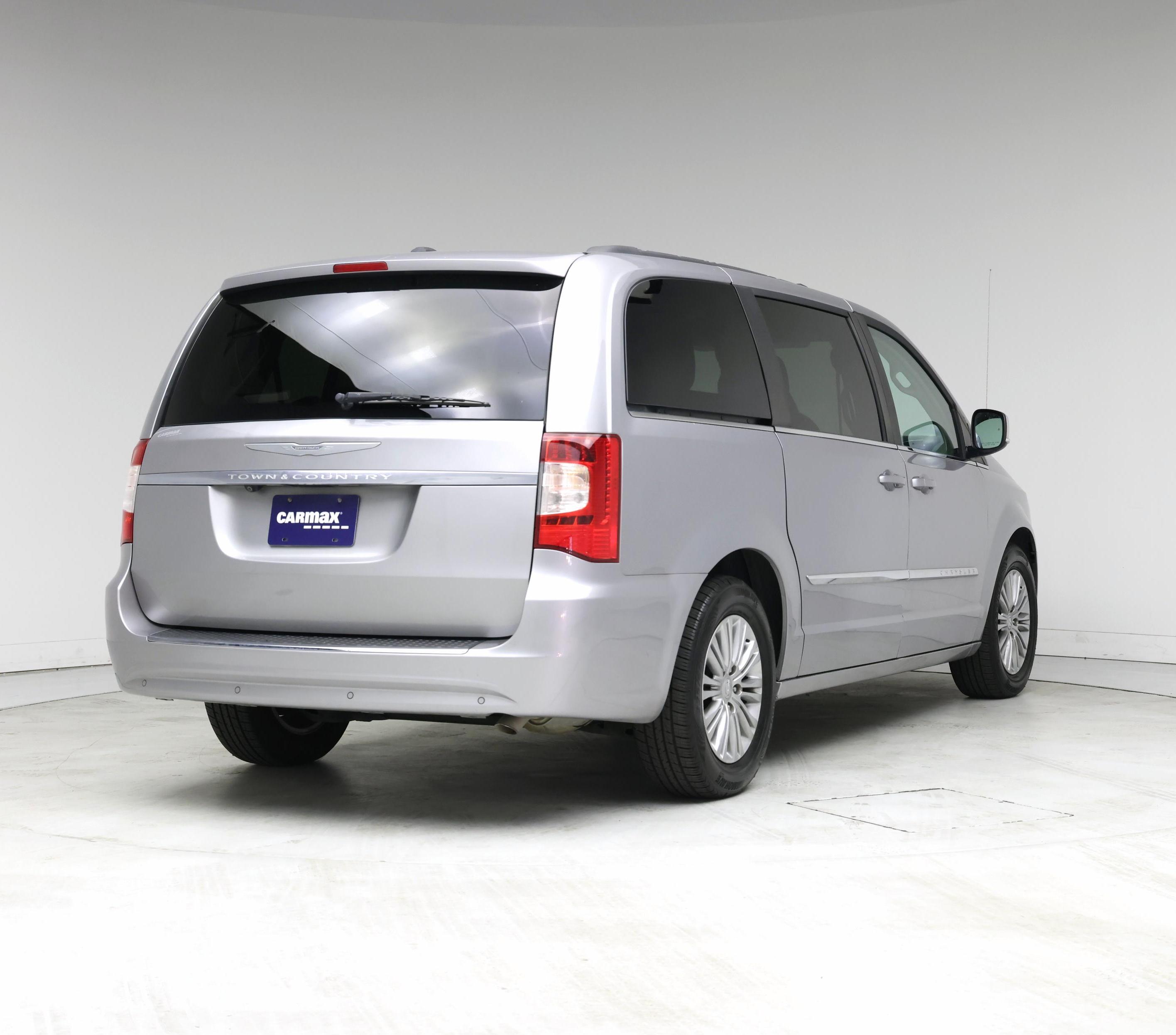 Thumbnail: 2016 Chrysler Town & Country - 8