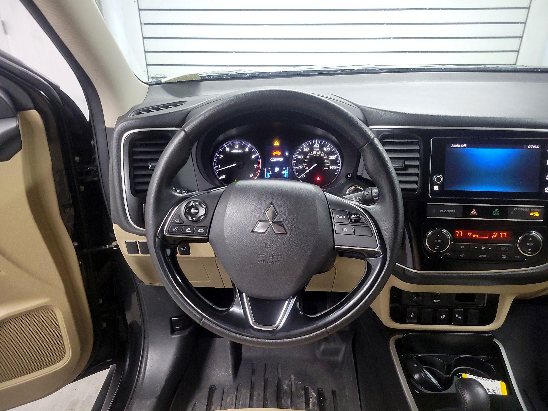 Thumbnail: 2019 Mitsubishi Outlander - 10