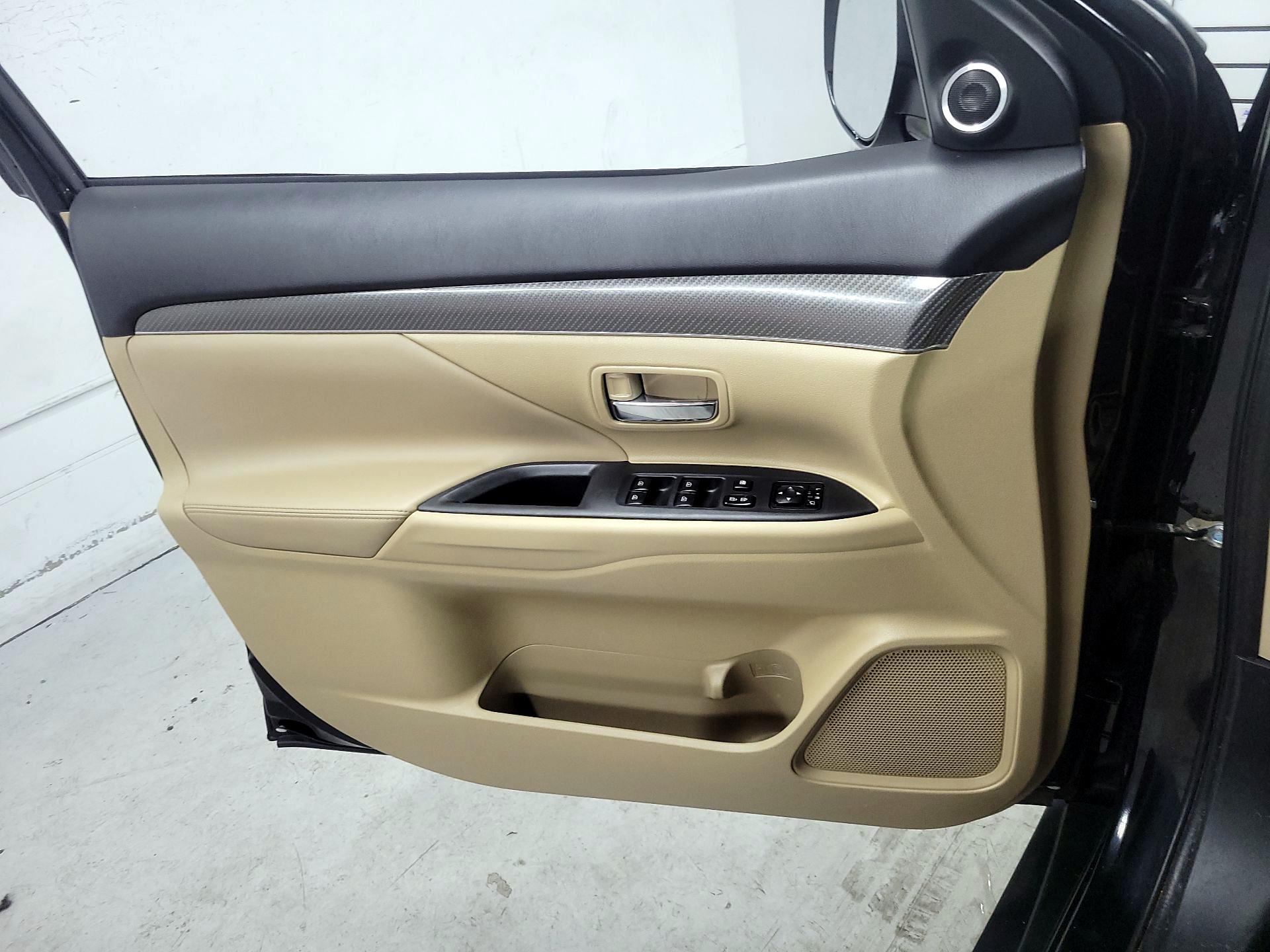 Thumbnail: 2019 Mitsubishi Outlander - 12