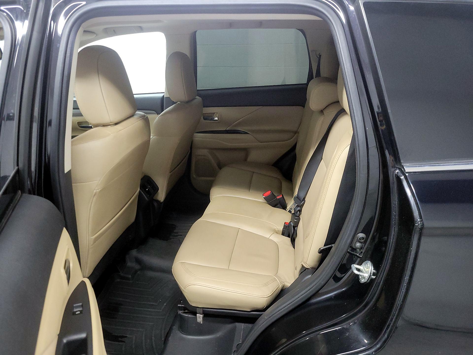 Thumbnail: 2019 Mitsubishi Outlander - 17