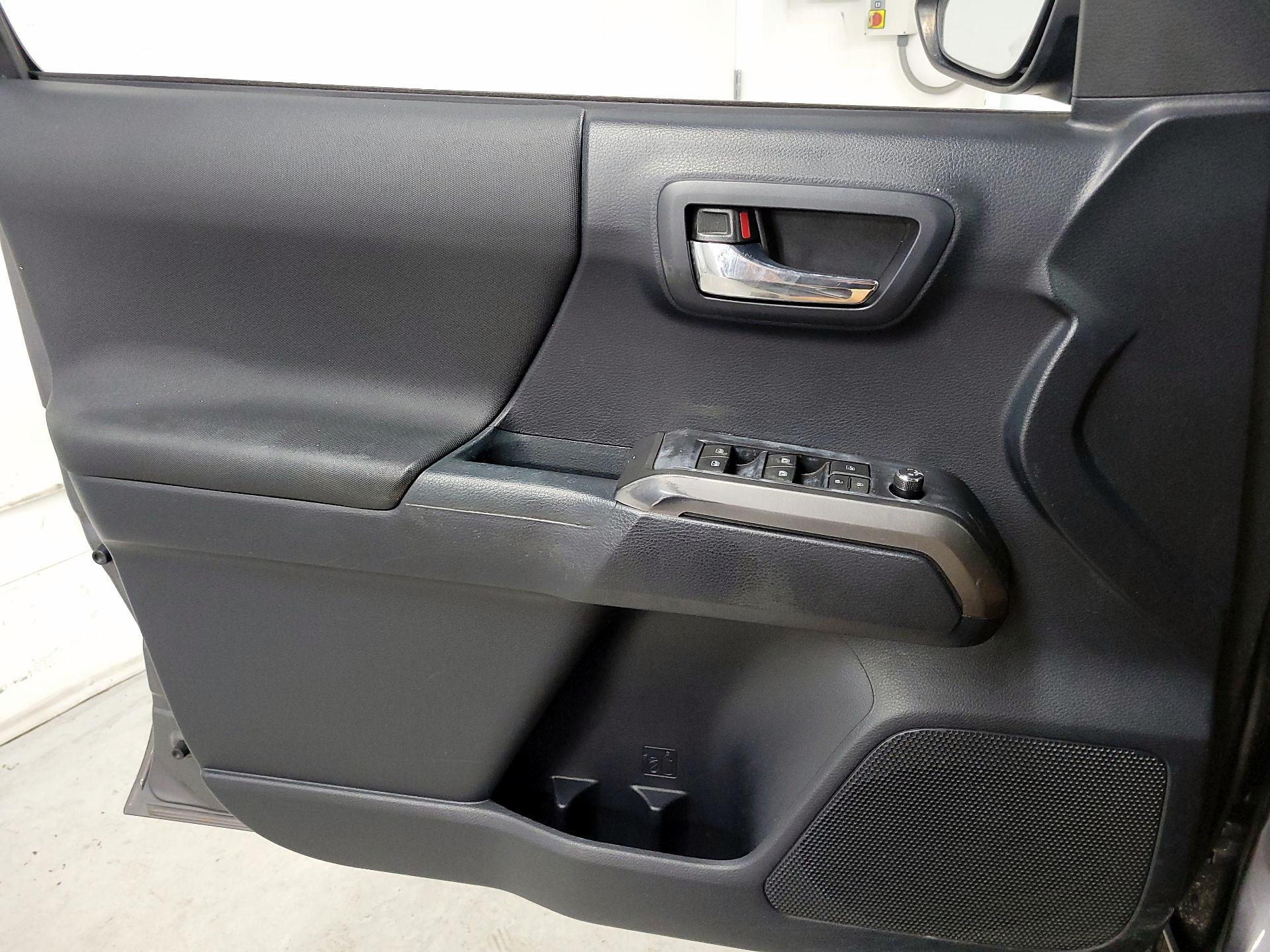 Thumbnail: 2016 Toyota Tacoma - 12