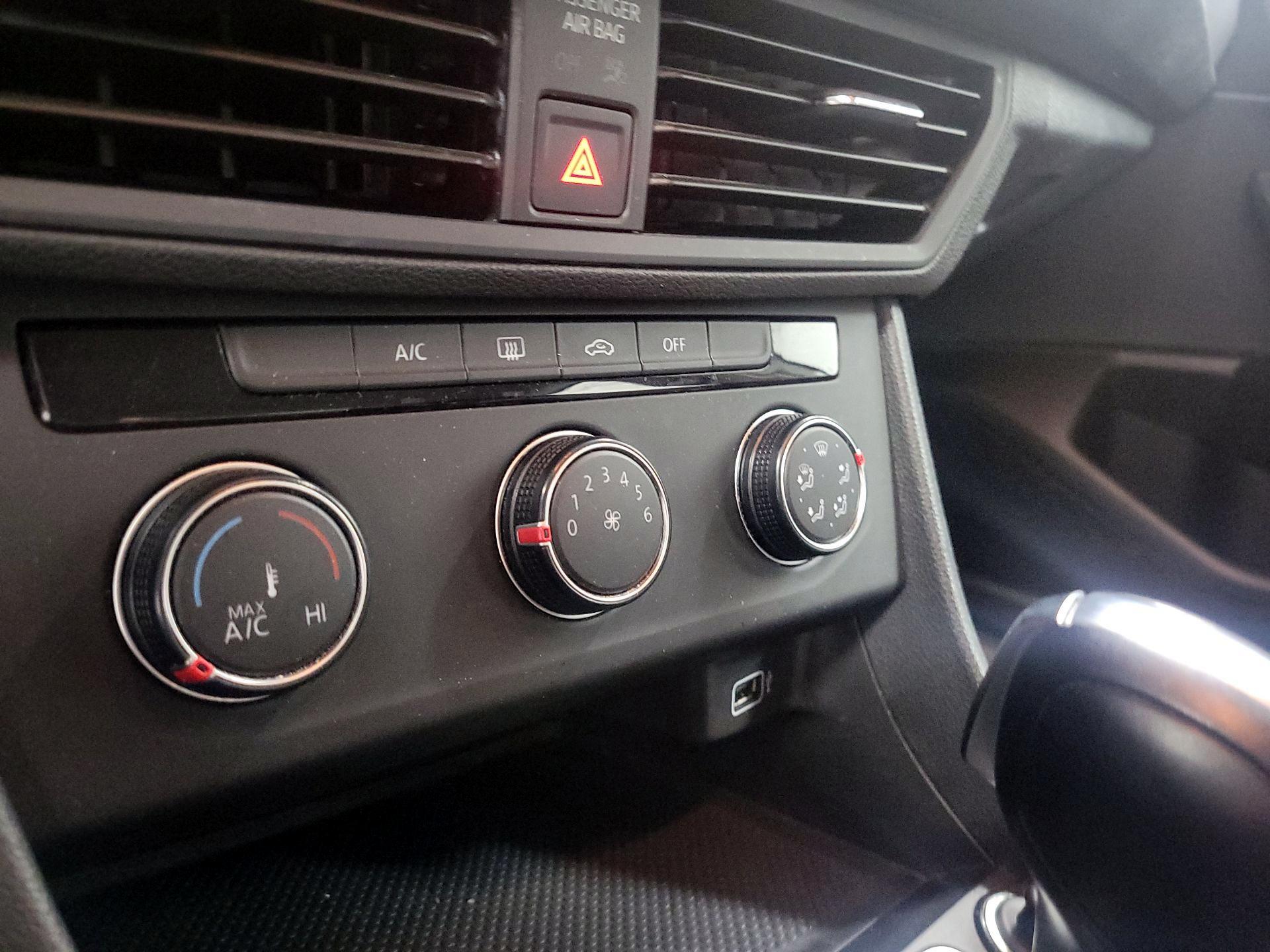 Thumbnail: 2019 Volkswagen Jetta - 16