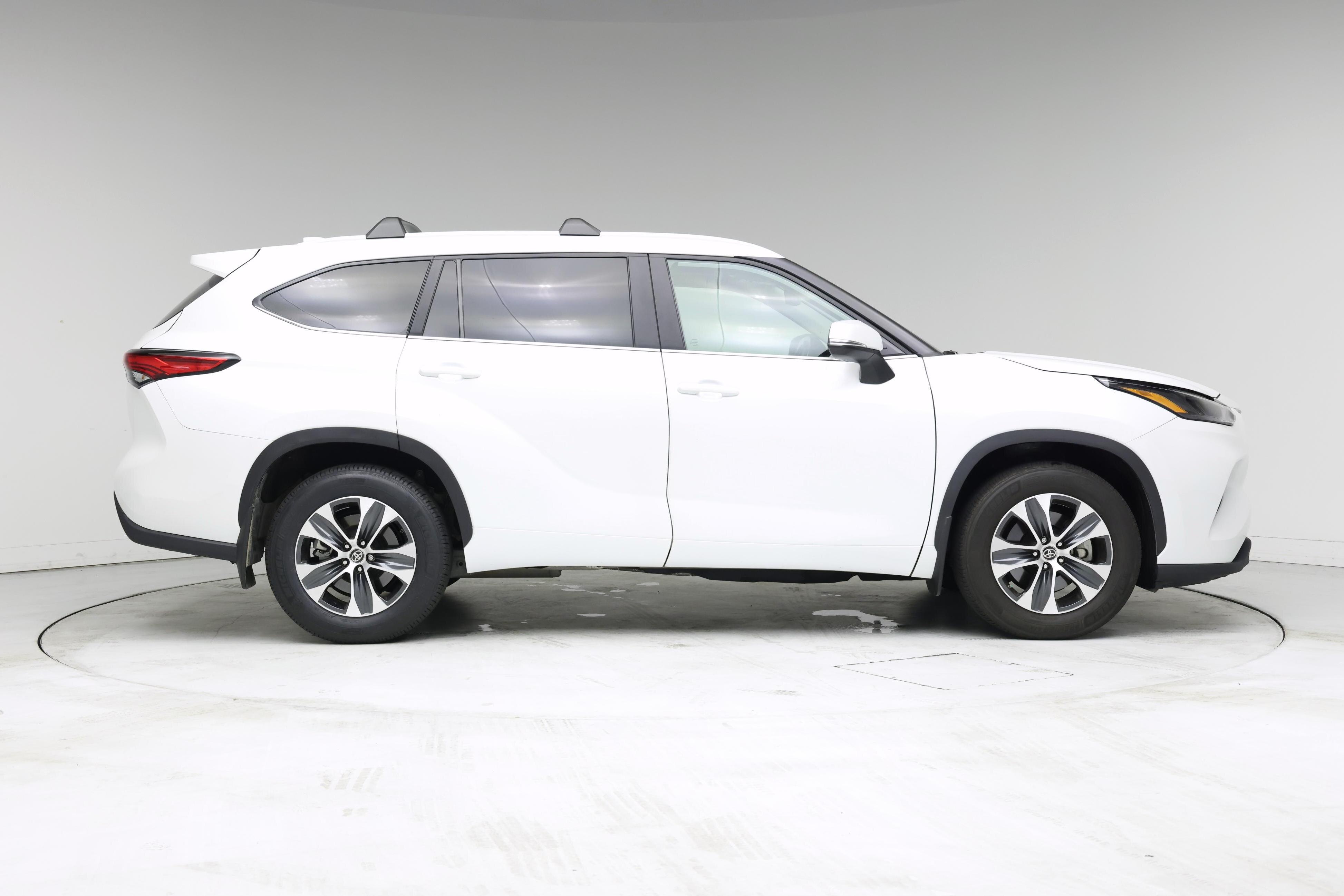 Thumbnail: 2023 Toyota Highlander - 7